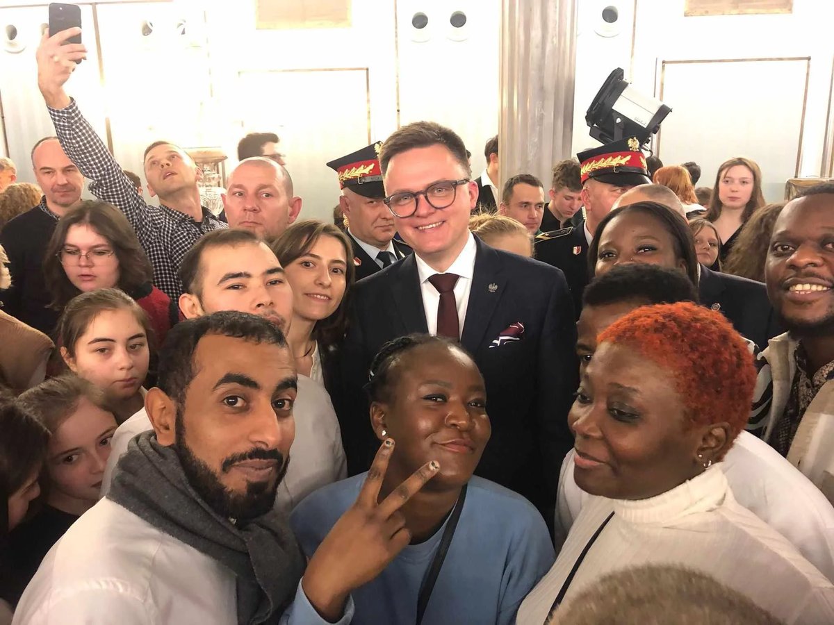Nikt tak nie doprowadził do sklejenia Szymona Hołowni z imigrantami, jak Szymon Hołownia. Świetna strategia w kampanii xD