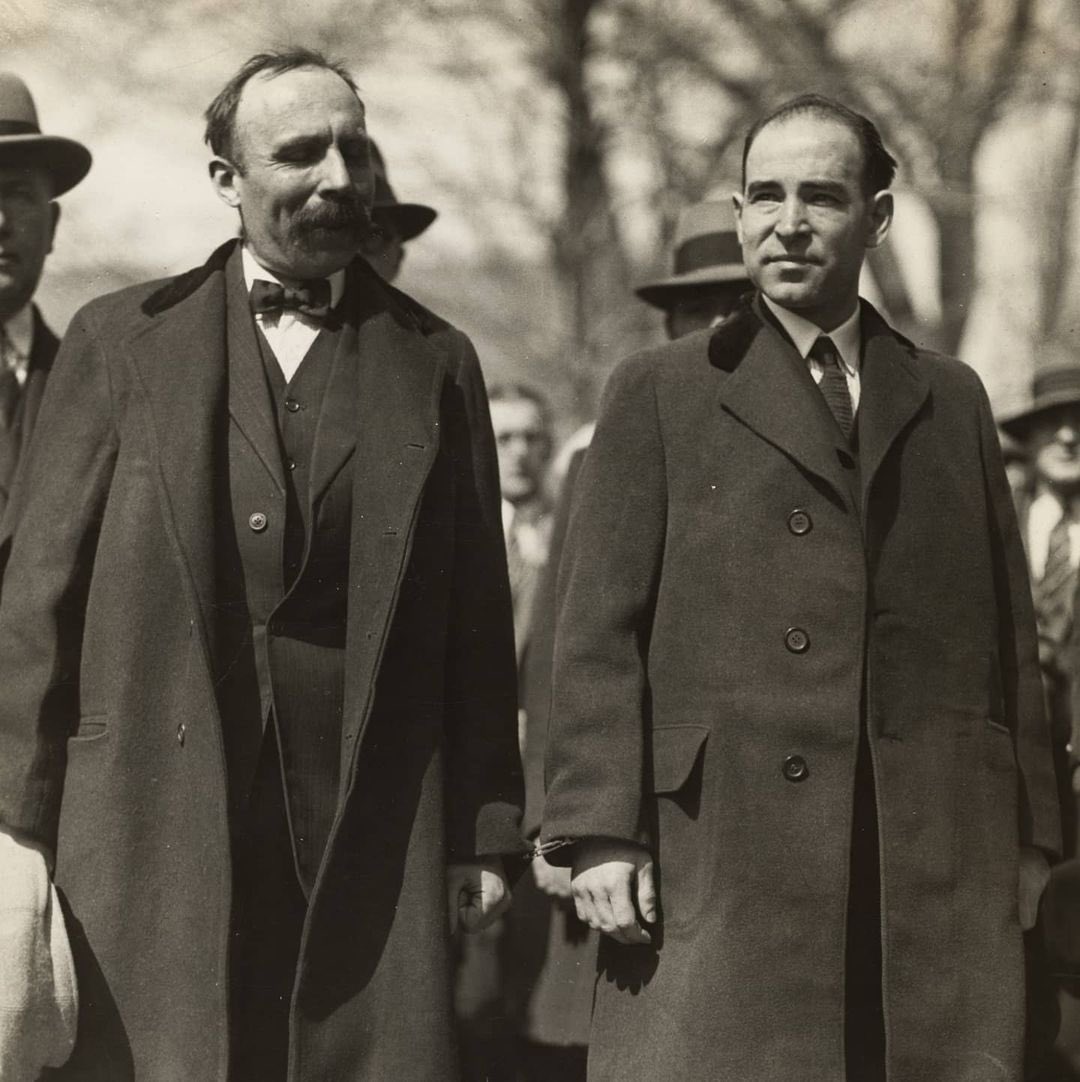 anarsizmtarih's tweet photo. 9 Nisan 1927 – Dedham, Massachusetts: Vanzetti ve Sacco, idam cezası verilmeden hemen önce adliye binası önünde.

İdam edilirken dahi son nefeslerinde anarşizme ve işçilerin mücadelesine olan inançlarını şu sözlerle haykırdırmışlardı:

“Özgürlüğe ve halka karşı iktidarlar böyle savaşır. Bizler, Anarşi uğruna ölüyoruz! Yaşasın Anarşi!”
Bartolomeo Vanzetti

“Kapitalist sınıfın, devrimcilere karşı katı ve acımasız olduğunu biliyoruz. Ölümümüze ilişkin gurur duyuyoruz. Ve bütün anarşistlerin düştüğü gibi düşeceğiz.”          
Nicola Sacco

Renklendirme: julius.colorization