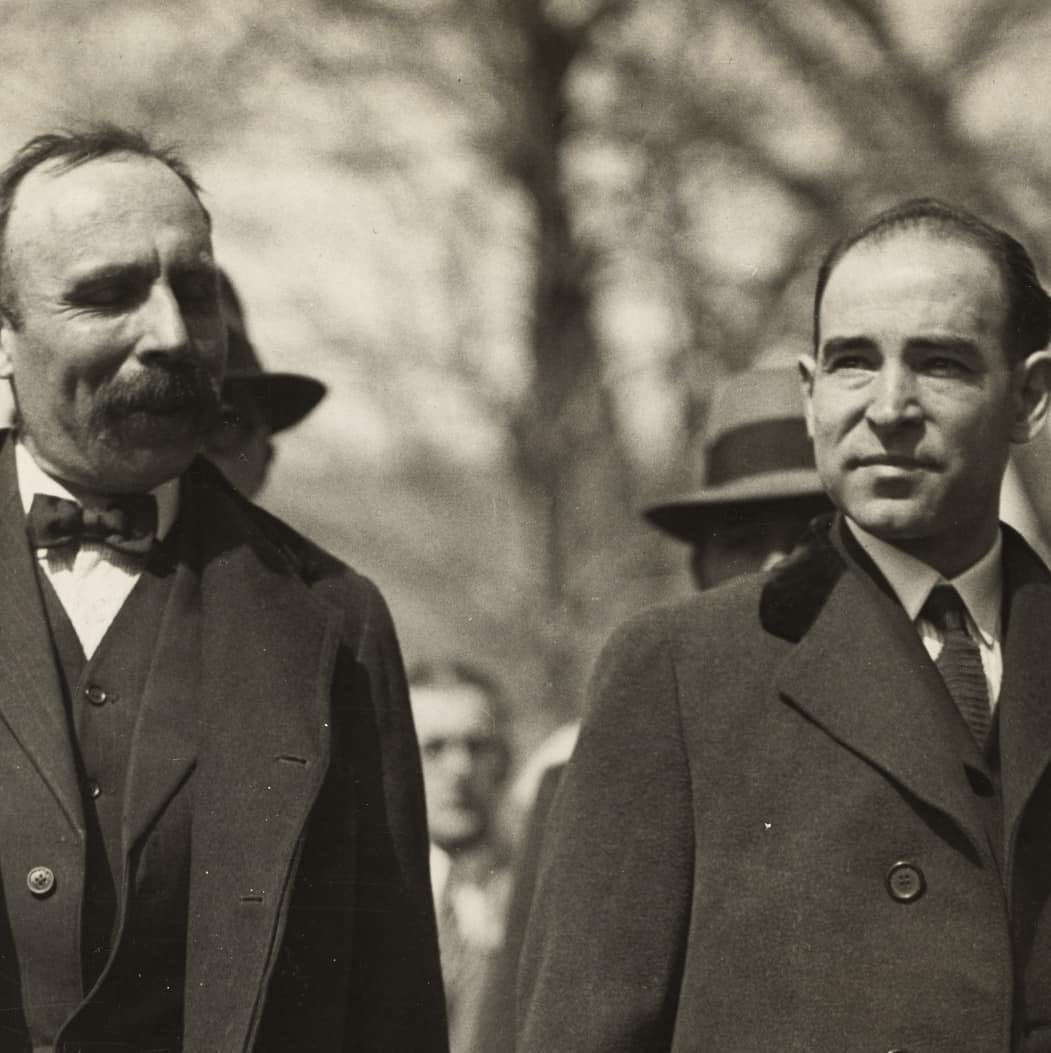 anarsizmtarih's tweet photo. 9 Nisan 1927 – Dedham, Massachusetts: Vanzetti ve Sacco, idam cezası verilmeden hemen önce adliye binası önünde.

İdam edilirken dahi son nefeslerinde anarşizme ve işçilerin mücadelesine olan inançlarını şu sözlerle haykırdırmışlardı:

“Özgürlüğe ve halka karşı iktidarlar böyle savaşır. Bizler, Anarşi uğruna ölüyoruz! Yaşasın Anarşi!”
Bartolomeo Vanzetti

“Kapitalist sınıfın, devrimcilere karşı katı ve acımasız olduğunu biliyoruz. Ölümümüze ilişkin gurur duyuyoruz. Ve bütün anarşistlerin düştüğü gibi düşeceğiz.”          
Nicola Sacco

Renklendirme: julius.colorization
