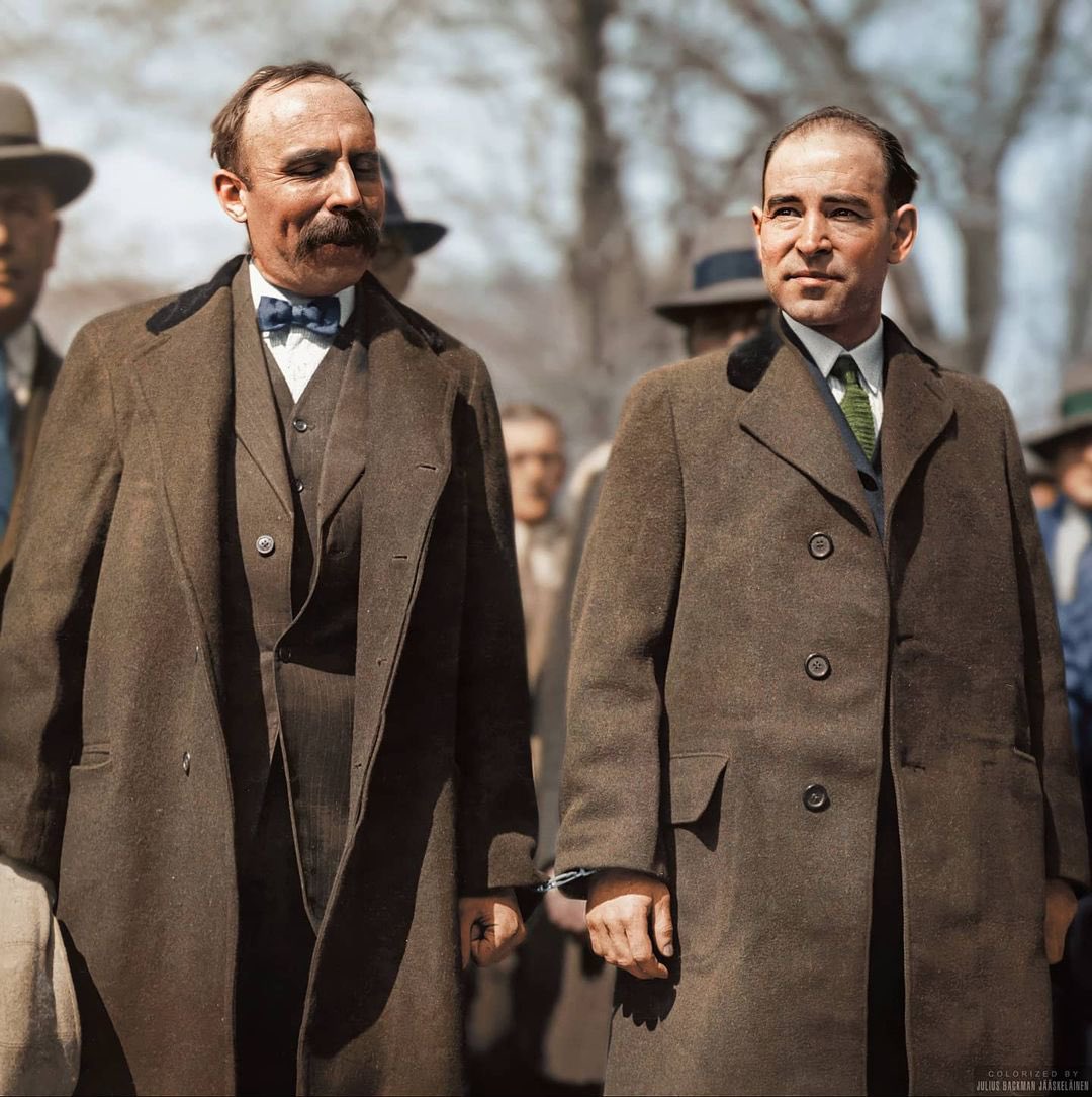 anarsizmtarih's tweet photo. 9 Nisan 1927 – Dedham, Massachusetts: Vanzetti ve Sacco, idam cezası verilmeden hemen önce adliye binası önünde.

İdam edilirken dahi son nefeslerinde anarşizme ve işçilerin mücadelesine olan inançlarını şu sözlerle haykırdırmışlardı:

“Özgürlüğe ve halka karşı iktidarlar böyle savaşır. Bizler, Anarşi uğruna ölüyoruz! Yaşasın Anarşi!”
Bartolomeo Vanzetti

“Kapitalist sınıfın, devrimcilere karşı katı ve acımasız olduğunu biliyoruz. Ölümümüze ilişkin gurur duyuyoruz. Ve bütün anarşistlerin düştüğü gibi düşeceğiz.”          
Nicola Sacco

Renklendirme: julius.colorization