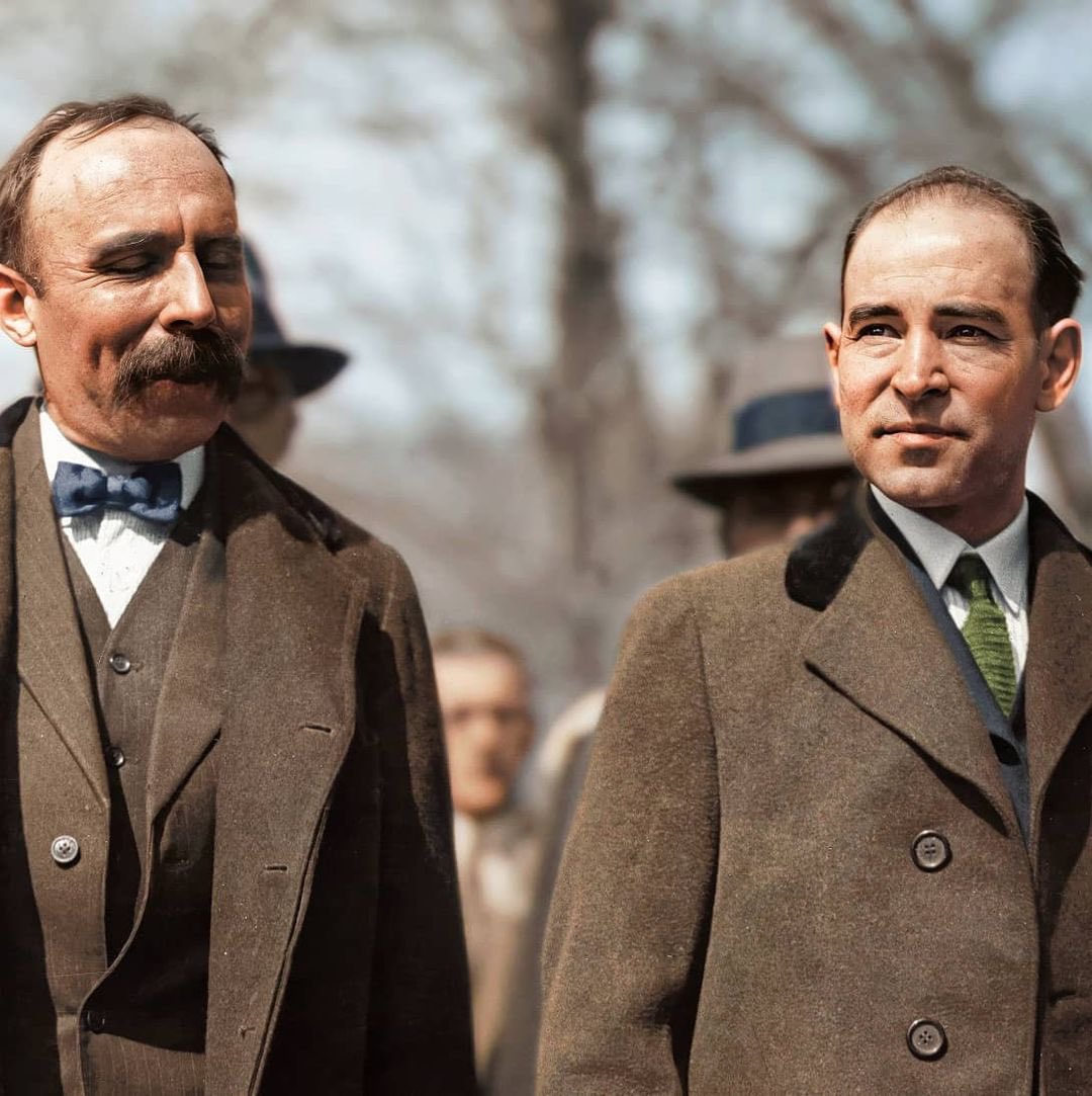 anarsizmtarih's tweet photo. 9 Nisan 1927 – Dedham, Massachusetts: Vanzetti ve Sacco, idam cezası verilmeden hemen önce adliye binası önünde.

İdam edilirken dahi son nefeslerinde anarşizme ve işçilerin mücadelesine olan inançlarını şu sözlerle haykırdırmışlardı:

“Özgürlüğe ve halka karşı iktidarlar böyle savaşır. Bizler, Anarşi uğruna ölüyoruz! Yaşasın Anarşi!”
Bartolomeo Vanzetti

“Kapitalist sınıfın, devrimcilere karşı katı ve acımasız olduğunu biliyoruz. Ölümümüze ilişkin gurur duyuyoruz. Ve bütün anarşistlerin düştüğü gibi düşeceğiz.”          
Nicola Sacco

Renklendirme: julius.colorization
