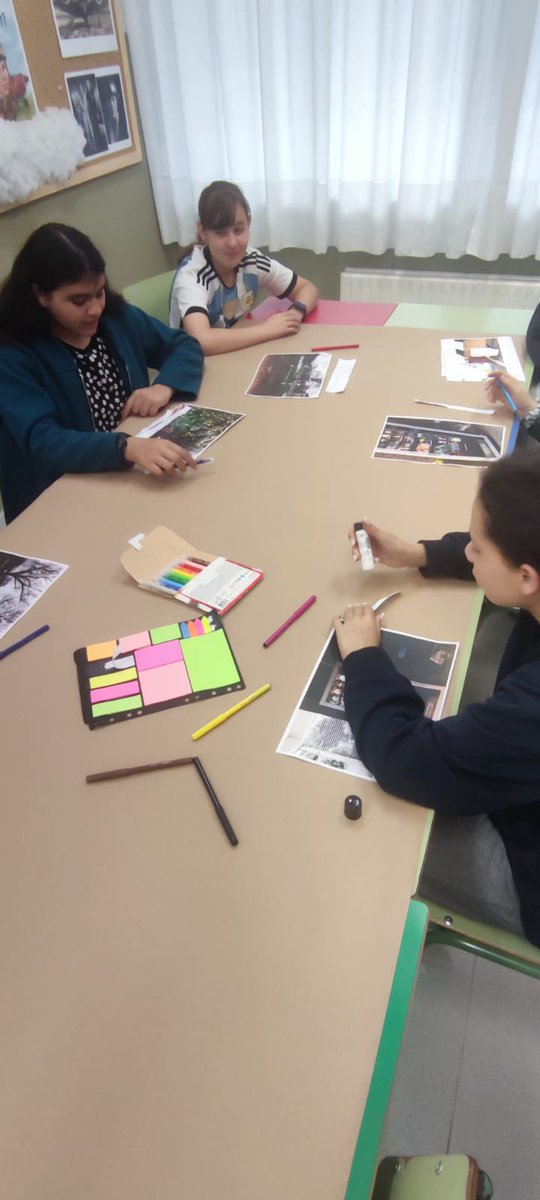 IESRosarioAcuna's tweet photo. Últimas sesiones de conclusiones del segundo trimestre del proyecto #Foto_edu “La foto-elicitacion como estrategia educativa inclusiva para afrontar el absentismo escolar” @fotoeduproyecto  @uniovi_info https://t.co/OeY9qtydtc