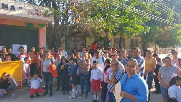 Reporteroszona's tweet photo. 🛑Padres de familia y alumnos toman escuela en Tamuín, porque la SEGE no los deja instalar climas en salones🛑
#Tamuin La Escuela Primaria Revolución Mexicana ha sido tomada por padres de familia que piden a la Secretaría de Educación del Gobierno del Estado autorice la https://t.co/Npbnlw6IQp