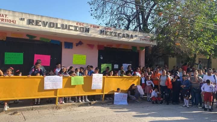 Reporteroszona's tweet photo. 🛑Padres de familia y alumnos toman escuela en Tamuín, porque la SEGE no los deja instalar climas en salones🛑
#Tamuin La Escuela Primaria Revolución Mexicana ha sido tomada por padres de familia que piden a la Secretaría de Educación del Gobierno del Estado autorice la https://t.co/Npbnlw6IQp