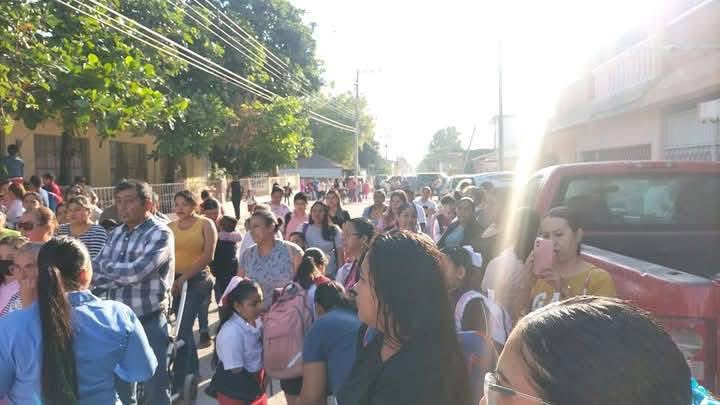 Reporteroszona's tweet photo. 🛑Padres de familia y alumnos toman escuela en Tamuín, porque la SEGE no los deja instalar climas en salones🛑
#Tamuin La Escuela Primaria Revolución Mexicana ha sido tomada por padres de familia que piden a la Secretaría de Educación del Gobierno del Estado autorice la https://t.co/Npbnlw6IQp