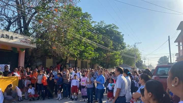 Reporteroszona's tweet photo. 🛑Padres de familia y alumnos toman escuela en Tamuín, porque la SEGE no los deja instalar climas en salones🛑
#Tamuin La Escuela Primaria Revolución Mexicana ha sido tomada por padres de familia que piden a la Secretaría de Educación del Gobierno del Estado autorice la https://t.co/Npbnlw6IQp