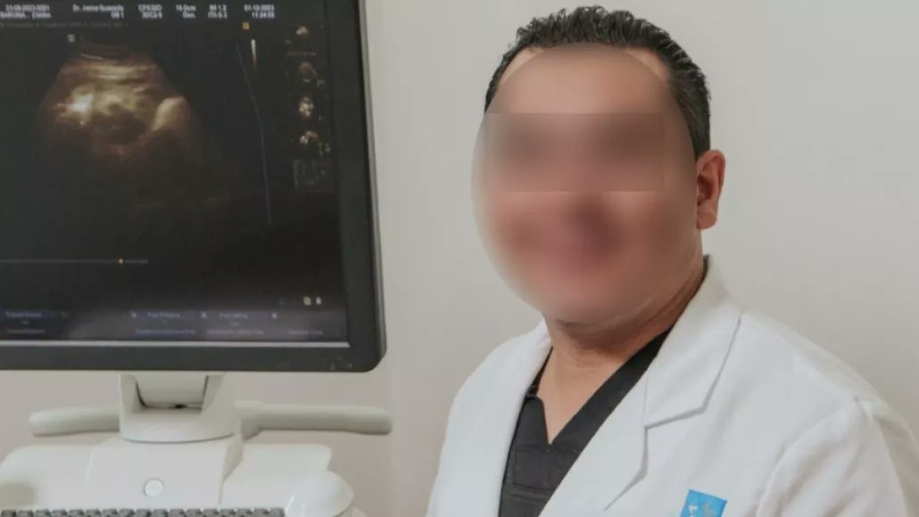 ReporteroYuca's tweet image. #Ojo exhiben a ginecólogo de #Mérida por compartir fotos íntimas de sus pacientes. El tipo trabajaría en el Star Médica y la denuncia la hizo el colectivo &quot;Chicas Riot&quot; . Las fotos las habría compartido mediante un grupo de WHATSAPP donde se encuentran otros de sus colegas 1/2.