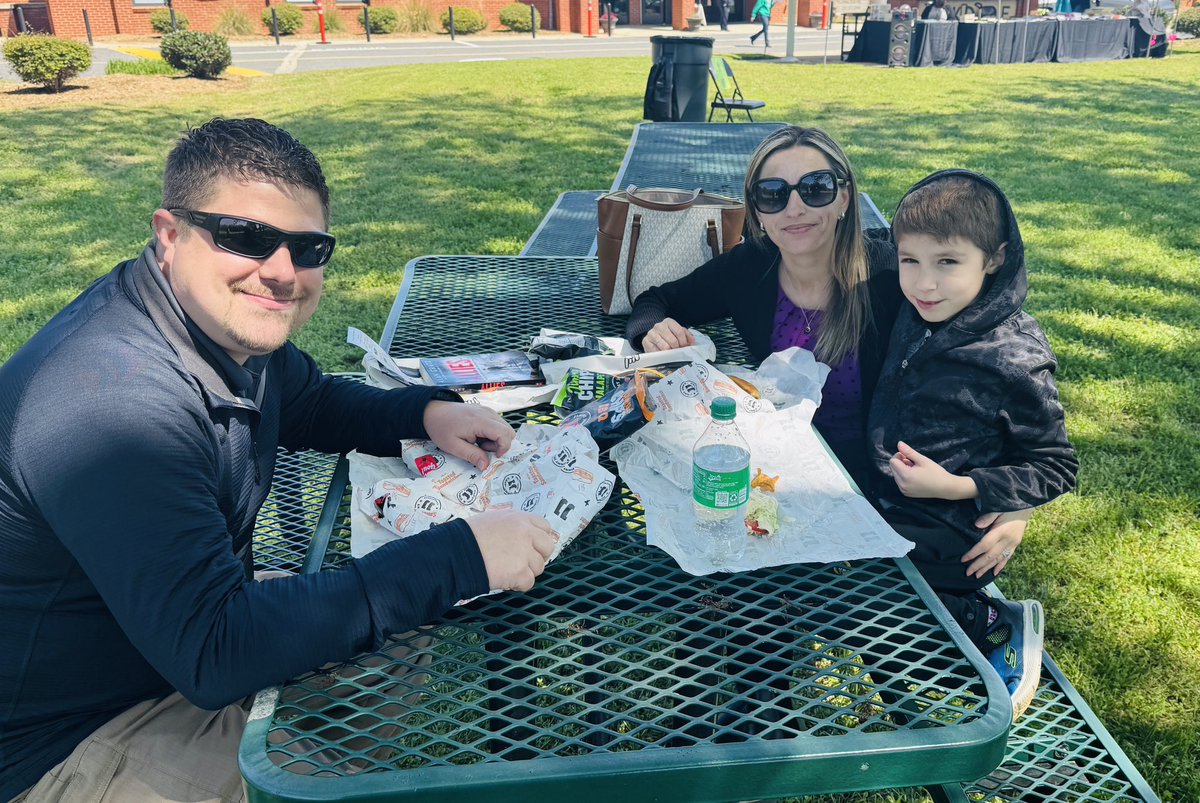MWSmith5of6's tweet photo. Books in Bloom was a blossoming success @STEAMatOakdale My students’ families joined us for a picnic lunch and shared a good book. It was a perfect day for our literacy picnic—#BooksInBloom #FamilyReadingFun https://t.co/k0QtVixw0P