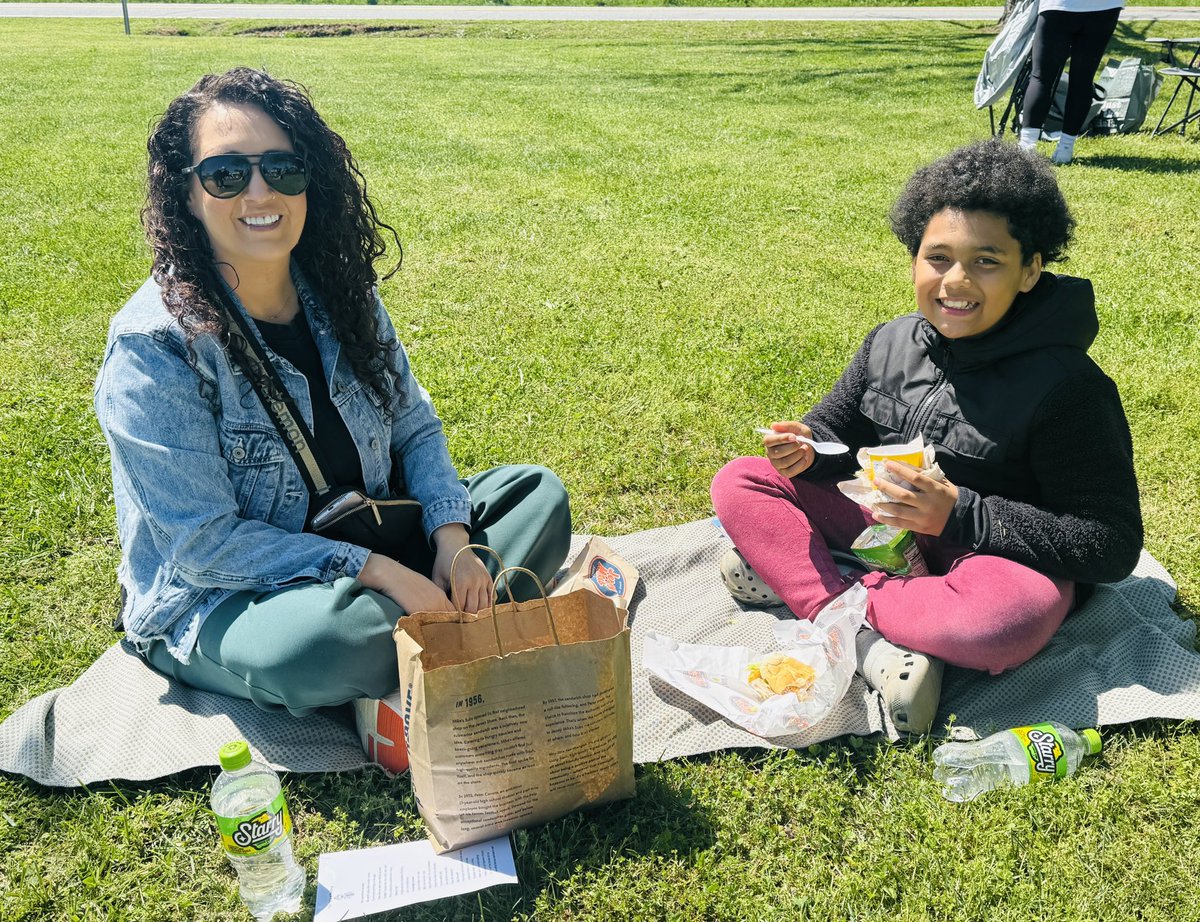 MWSmith5of6's tweet photo. Books in Bloom was a blossoming success @STEAMatOakdale My students’ families joined us for a picnic lunch and shared a good book. It was a perfect day for our literacy picnic—#BooksInBloom #FamilyReadingFun https://t.co/k0QtVixw0P