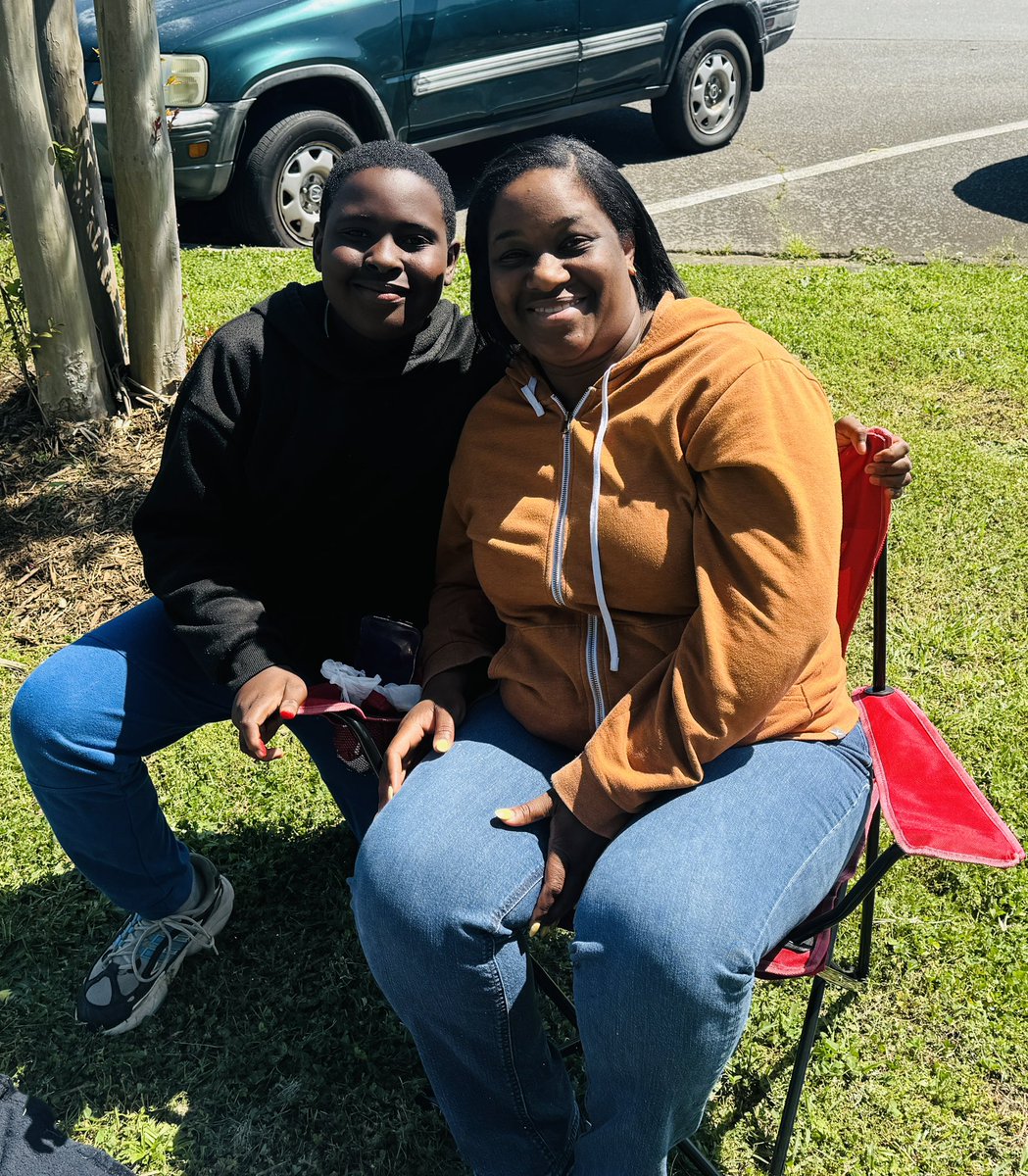 MWSmith5of6's tweet photo. Books in Bloom was a blossoming success @STEAMatOakdale My students’ families joined us for a picnic lunch and shared a good book. It was a perfect day for our literacy picnic—#BooksInBloom #FamilyReadingFun https://t.co/k0QtVixw0P