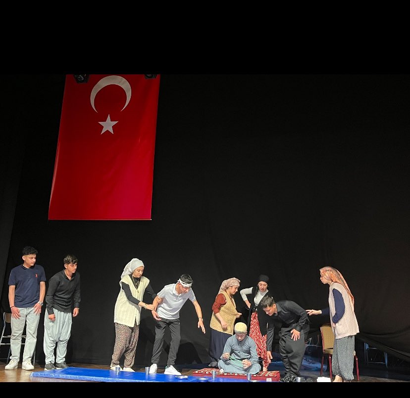 farukcicek27's tweet photo. Tiyatroda Final Heyecanı 🎭

10. Gençler Arası Kültür ve Sanat Yarışmalarının Tiyatro İl Finali sahnelendi.  
İl Müdürümüz Numan Nafiz Şahin, dereceye giren İbn-i Sina Mesleki ve Teknik Anadolu lisesi gençlere ödüllerini takdim etti.  

Tebrikler gençler, sahne sizin. 👏🏻 https://t.co/EHdKuA1zBl