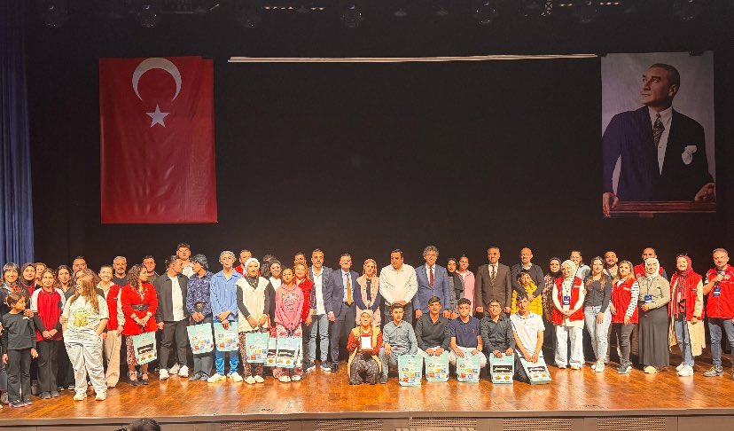 farukcicek27's tweet photo. Tiyatroda Final Heyecanı 🎭

10. Gençler Arası Kültür ve Sanat Yarışmalarının Tiyatro İl Finali sahnelendi.  
İl Müdürümüz Numan Nafiz Şahin, dereceye giren İbn-i Sina Mesleki ve Teknik Anadolu lisesi gençlere ödüllerini takdim etti.  

Tebrikler gençler, sahne sizin. 👏🏻 https://t.co/EHdKuA1zBl