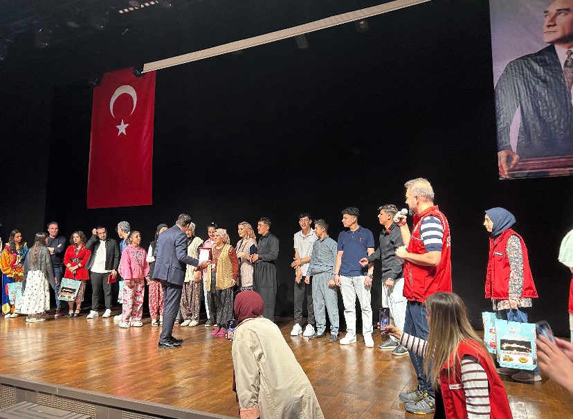 farukcicek27's tweet photo. Tiyatroda Final Heyecanı 🎭

10. Gençler Arası Kültür ve Sanat Yarışmalarının Tiyatro İl Finali sahnelendi.  
İl Müdürümüz Numan Nafiz Şahin, dereceye giren İbn-i Sina Mesleki ve Teknik Anadolu lisesi gençlere ödüllerini takdim etti.  

Tebrikler gençler, sahne sizin. 👏🏻 https://t.co/EHdKuA1zBl