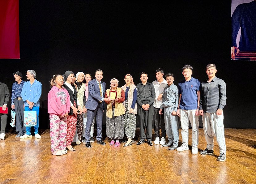 farukcicek27's tweet photo. Tiyatroda Final Heyecanı 🎭

10. Gençler Arası Kültür ve Sanat Yarışmalarının Tiyatro İl Finali sahnelendi.  
İl Müdürümüz Numan Nafiz Şahin, dereceye giren İbn-i Sina Mesleki ve Teknik Anadolu lisesi gençlere ödüllerini takdim etti.  

Tebrikler gençler, sahne sizin. 👏🏻 https://t.co/EHdKuA1zBl