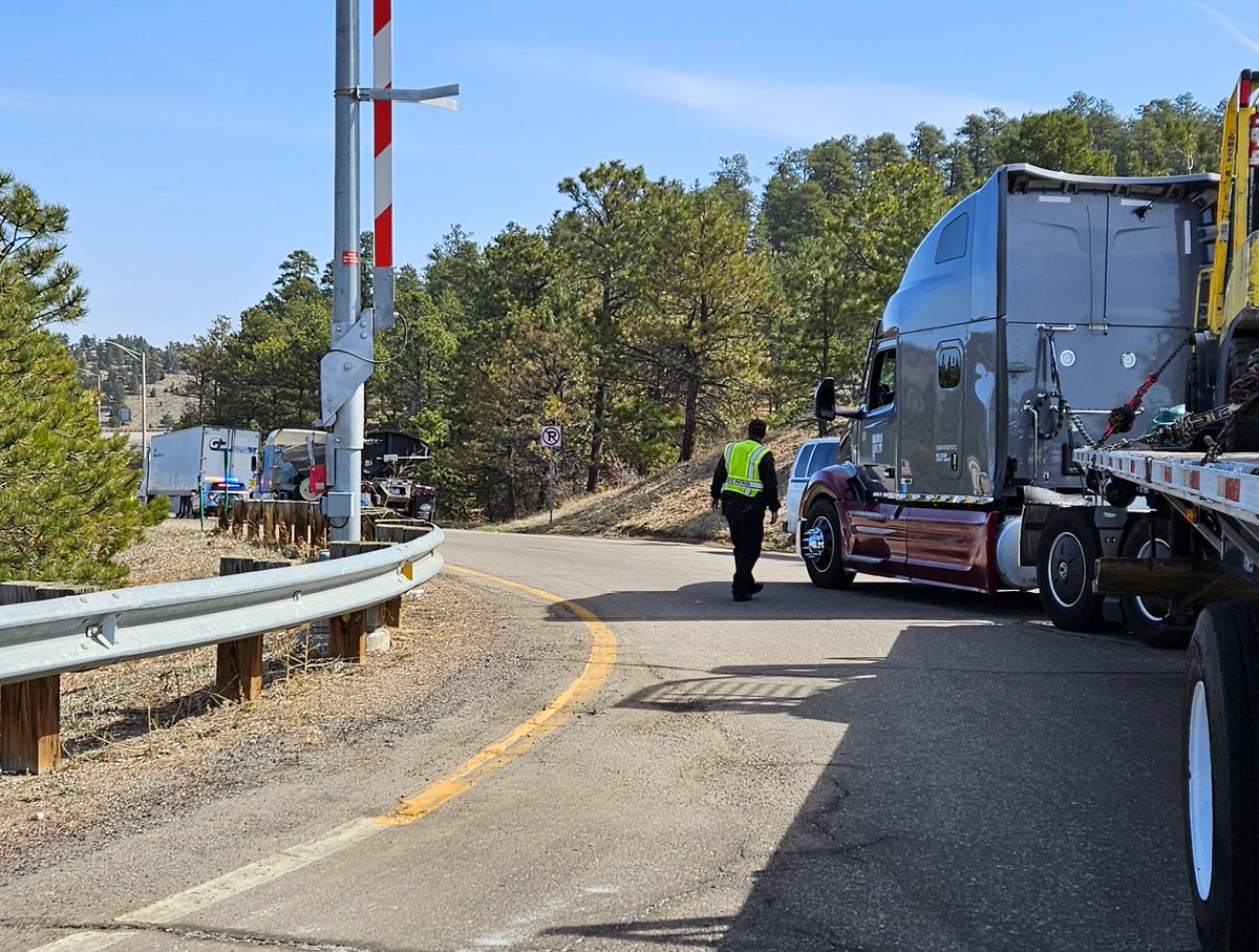 csp_golden's tweet photo. Beautiful day for targeted CMV Chain Checks at Chief Hosa with our partners @ColoradoDOT.  Our Port Of Entry team checked 197 trucks and cited 16 for not having chains.  We don't have numbers from our troopers yet as they are still working I-70.  S1 https://t.co/fZ1C8ShBHX