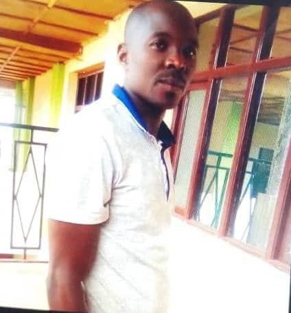 FOCODE_'s tweet photo. #Burundi #Impahazwa vs #Intakorwako #Inyuruzwa 

🔴 Pontien Ndayikeje, umwe mu ndongozi za CNL mu Buyenzi, yaranyurujwe n'iperereza !

Ibi vyabaye hirya y'ejo, igenekerezo rya 07.4.2025, aho Pontien Ndayikeje yakuwe ku rugo rwiwe ruri mu gisagara ca Bujumbura, zone Buyenzi, ibarabara rya 17, inomero 30. Ifatwa rya Pontien Ndayikeje riri mu rukurikirane rurerure rw'ifatwa ry'abanywanyi b'umugambwe CNL bayoboka umushingamateka Agathon Rwasa. Muri ino misi bariko barafatwa ku murindi udasanzwe.

🔴 Ifatwa rya Pontien Ndayikeje ryagenze gute ?

Umwe mu biwe yatumenyesheje ko ku musi wa mbere (07.4.2025), hafi isaha umunani n'igice (14h30), ariho haza imodoka zibiri zirimwo abapolisi ku rugo rwa Pontien Ndayikeje mu Buyenzi. Imwe muri izi modoka yari pick-up isanzwe y'igipolisi, iya kabiri yari camionnette Toyota Hilux double cabine yera ifise ibiyo bitabona. Ako kanya Pontien Ndayikeje yari muro butike yiwe, iri hafi y'aho nyene asanzwe aba. Umwe muri abo bapolisi yaraciye mw'ibutike ya Pontien Ndayikeje ariko ntiyamumenya. Pontien Ndayikeje ntiyamenye ko yariko araronderwa.

Pontien Ndayikeje yarasohotse, abona abapolisi benshi barundanye iwe. Aca aja kuraba ikibaye.
Agishika iwe, abapolisi baciye bamucakira gikubikubi, bamuterera mu modoka, baba baramujanye. Abamufashe nta mutahe umufata bamweretse, ntibivuze, ntibavuze n'iyo bamujanye. Kugeza ubu abiwe ntibazi iyo Pontien Ndayikeje yajanywe.

🔴 Pontien Ndayikeje ni nde ?

Amakuru dufise avuga ko Pontien Ndayikeje avuka mu ntara ya Rutana. Arubatse akaba n'umuvyeyi w'abana batatu. Afise imyaka 38. Pontien Ndayikeje ni umwe mu ndongozi z'umugambwe CNL muri zone Buyenzi. Ari mu bagumyabanga bayoboka Hon. Agathon Rwasa.

Abatwandikiye batubwiye ko Pontien Ndayikeje yari asanzwe abangamiwe n'imbonerakure izwi kw'izina rya Alexis, iba kw'ibarabara rya 14 aho mu Buyenzi. Iyi mbonerakure yamuhora ko ayoboka Agathon Rwasa. Pontien Ndayikeje agifatwa, iyi mbonerakure yaciye ishika aho ku rugo iwe kubaza ibibaye. Ubu ni ubuhinga busanzwe bukoreshwa n'iperereza. Inyuma yo kunyuruza umuntu, rica rirungika abaza kwumviriza ibisagara biravugwa.

🔴 Tubibutse ko uwo musi nyene, mu gisagara ca Bujumbura naho hanyurujwe iyindi ndongozi ya CNL, uwitwa Edouard Nzambimana. Hariho n'abandi banywanyi benshi ba CNL twumva bariko barahagarikwa henshi mu gihugu (Maramvya, Buterere, Kayogoro, Gutega, ...).

Uwumenye amakuru y'uwunyurujwe, yotwandikira muri Ndondeza kuri WhatsApp +32465651905.

@GeneralNeva , @NtareHouse , @KwaNtare , @BurundiGov , @CNIDH_Bdi , @MiniJustice_BDI , @Burundi_Police , @CnddFdd , @nshingamateka , @Burundi_senat