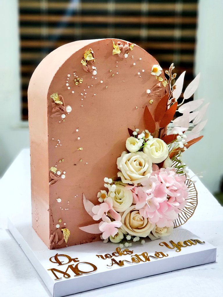 CakesDelicio's tweet photo. Yummy cake layers....vanilla with lemon curd, cookies and cream, red velvet with salted caramel, chocolate with coffee mousse....all covered with the silkiest Italian Meringue Buttercream....Divine!

Happy Birthday Dr. Mo.

#Delició https://t.co/opxX0HakNq
