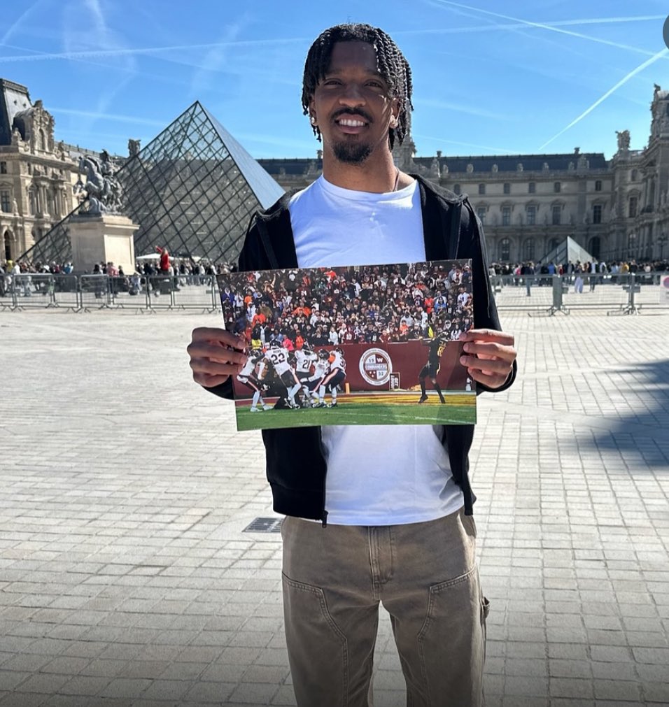 SleeperWSH's tweet photo. JD5 at the Louvre with a photo of the Hail Mary🔥

This is peak🙌

#RaiseHail https://t.co/5gGfWWFA8v