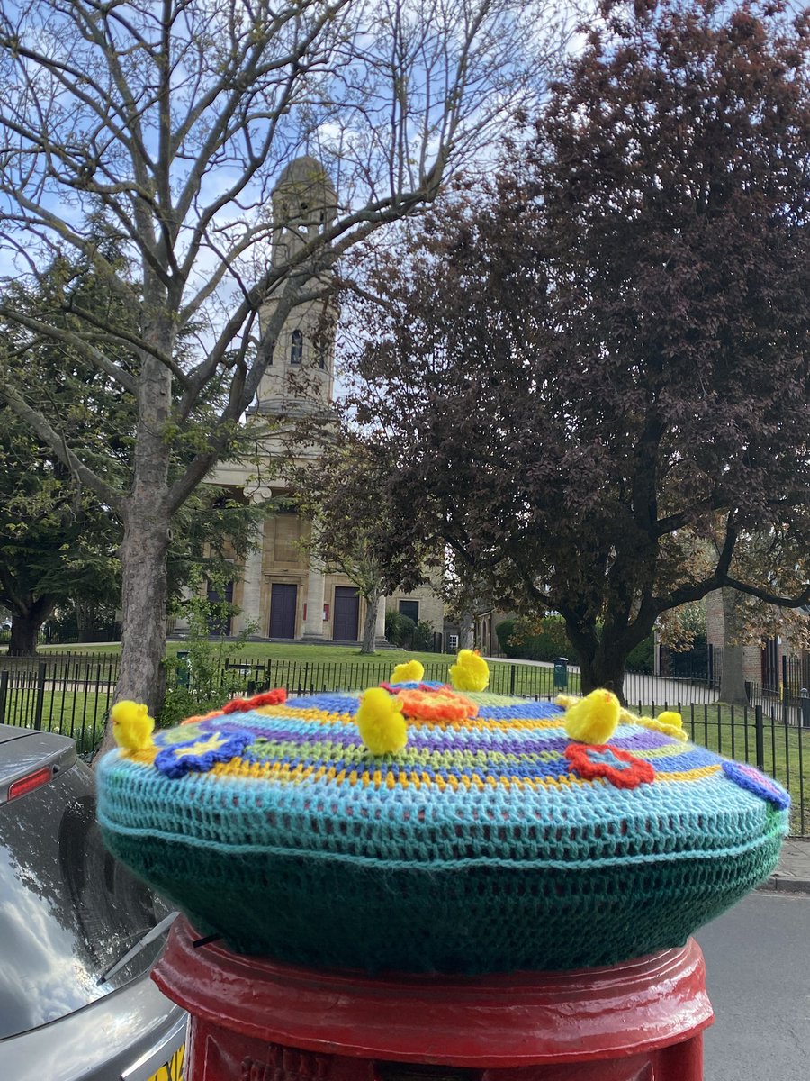 StAnneWandsw's tweet image. A little bit of joy on St Ann’s Hill, SW18
#postboxtopper #spring #randomcrochet #joy @wandbc #crochet #easter @SouthwarkCofE