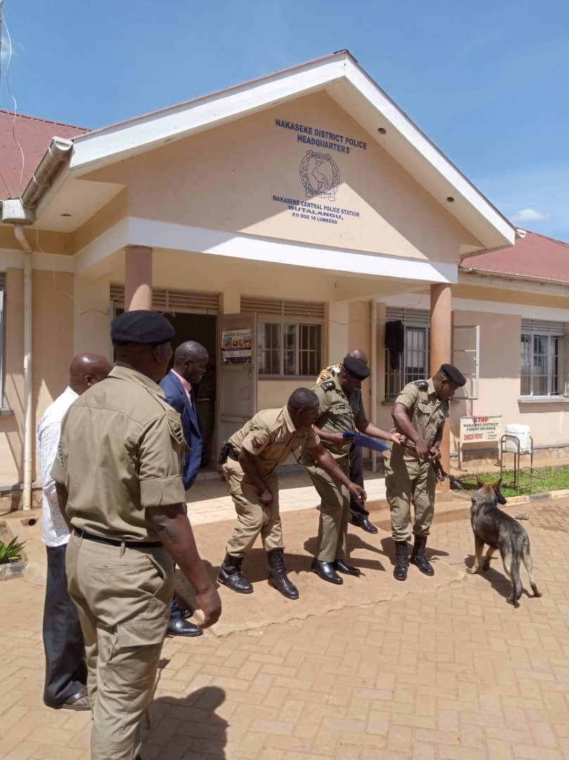 Nakaseke nabo Bafunye Embwa ya poliisi ewunyiriza oba ekonga olusu lwa babbi✌️

Muyogoyoge Banaffe Abe Nakaseke nebitundu ebiriranyewo ✌️✌️

Bani abatanafuna  namwe babakoleko...??
<a href="/PoliceUg/">Uganda Police Force</a> 
<a href="/MugumeMartin10/">Dr.Mugume Martin</a>
