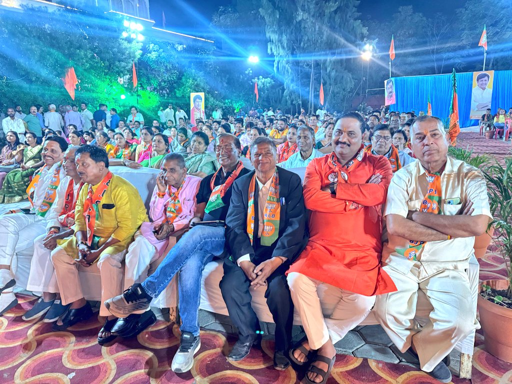आज इंदौर महानगर विधानसभा क्षेत्र क्रमांक 1 में आयोजित भारतीय जनता पार्टी के सक्रिय कार्यकर्ता सम्मेलन में सम्मिलित होकर समर्पित सदस्यों से आत्मीय संवाद किया।

जनसेवा के संकल्प से ओतप्रोत इस सम्मेलन में पार्टी के निष्ठावान कार्यकर्ता बंधुओं का पार्टी के प्रति समर्पण स्पष्ट रूप से