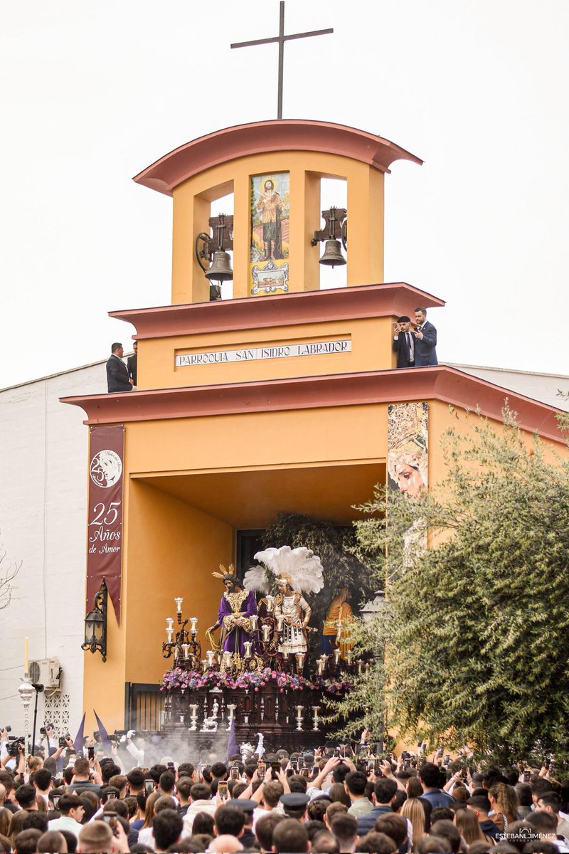 el_lorenzo2's tweet photo. 4️⃣1️⃣0️⃣1️⃣5️⃣
Donde vuelves al pasado , a la semana santa de tu niñez.
Sin guiones , sin  dictaduras (cecop),  todo espontaneidad y felicidad .
Un barrio tirado a la calle , donde cambian las vallas por barras de chapa y cerveza helada .
Solo 2 días .
Larga vida al gueto. https://t.co/9YlyueBqV5