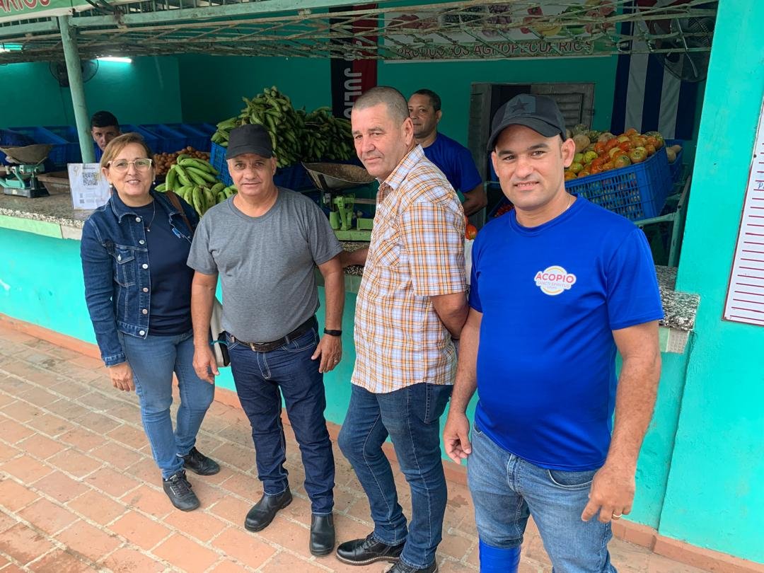 PedroPablo42954's tweet photo. Recorrido como parte de la Visita Ministerial  a la provincia de Santi spiritus donde se fortalece la comercialización de productos agropecuarios con del apoyo en las acciones del Proyecto POSAS , Minag y FAO con el financiamiento de la Unión Europea. https://t.co/AqmAMCHOJi