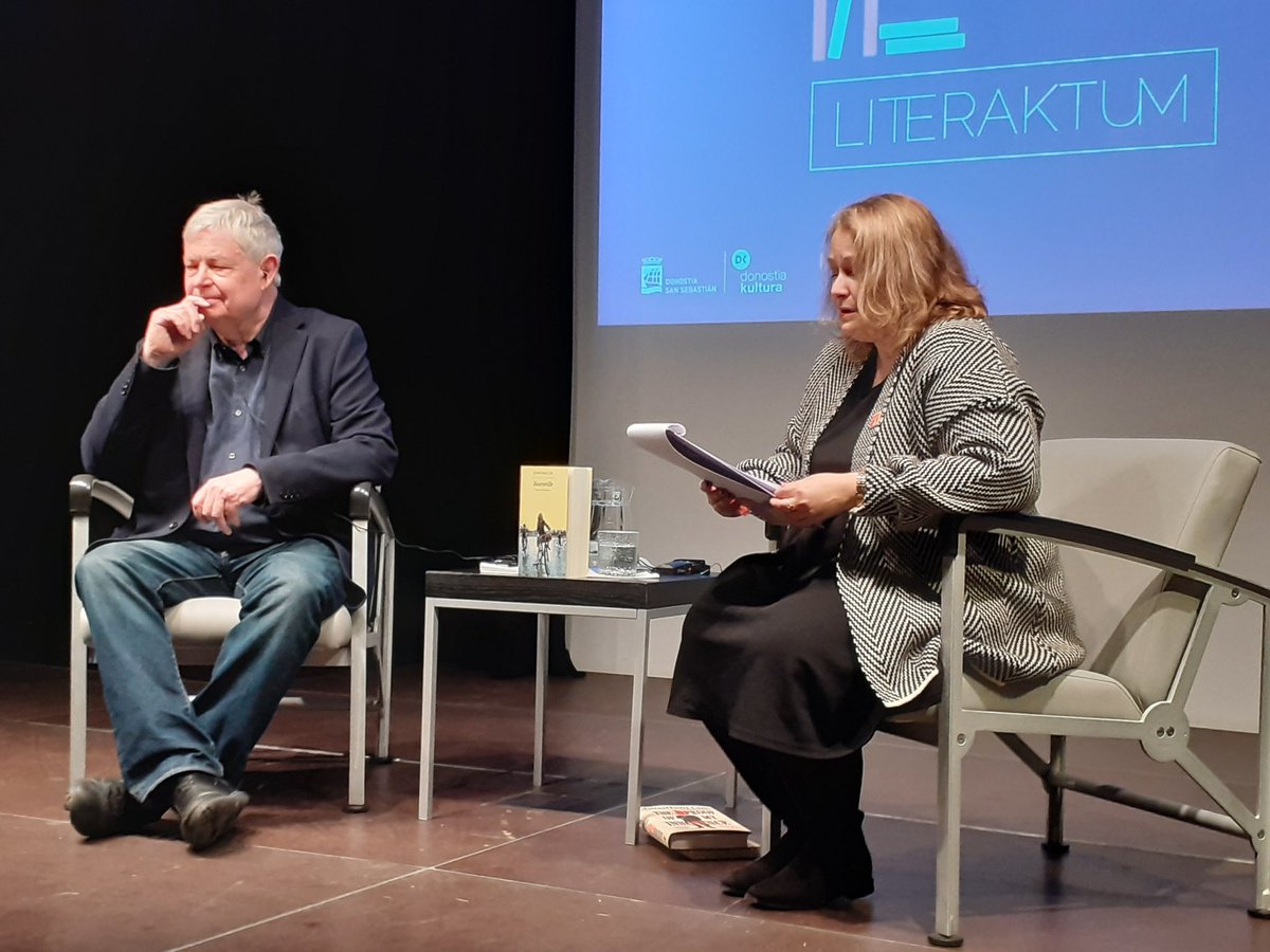 Jonathan Coe idazlearen hitzak izan dira protagonista gaurko #LiteraktumTopaketak ekimenean. Slawka Grabowska izan du bidelagun autore britaniarrak.

#Literaktum25 #DonostiaKultura