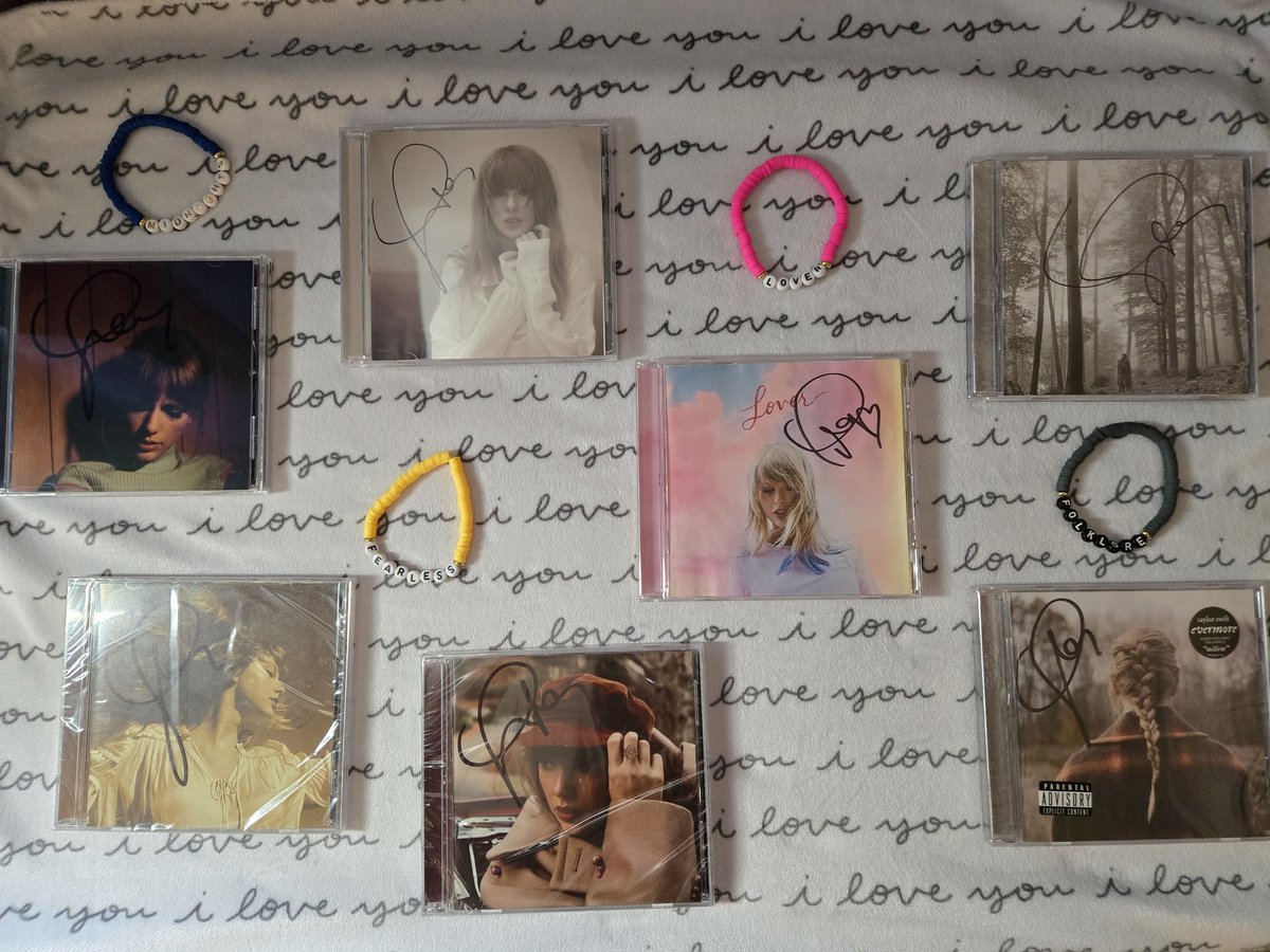april_rockrohr's tweet photo. The collection is complete 🥹
Now to start the pre-Lover era signatures🙏🫶
#signedCDs #TaylorSwift #TTPD #Midnights #Evermore #Folklore #FearlessTV #RedTV #Lover #signedCDcollection
@taylornation13 @taylorswift13 https://t.co/yf0MRr4kEo