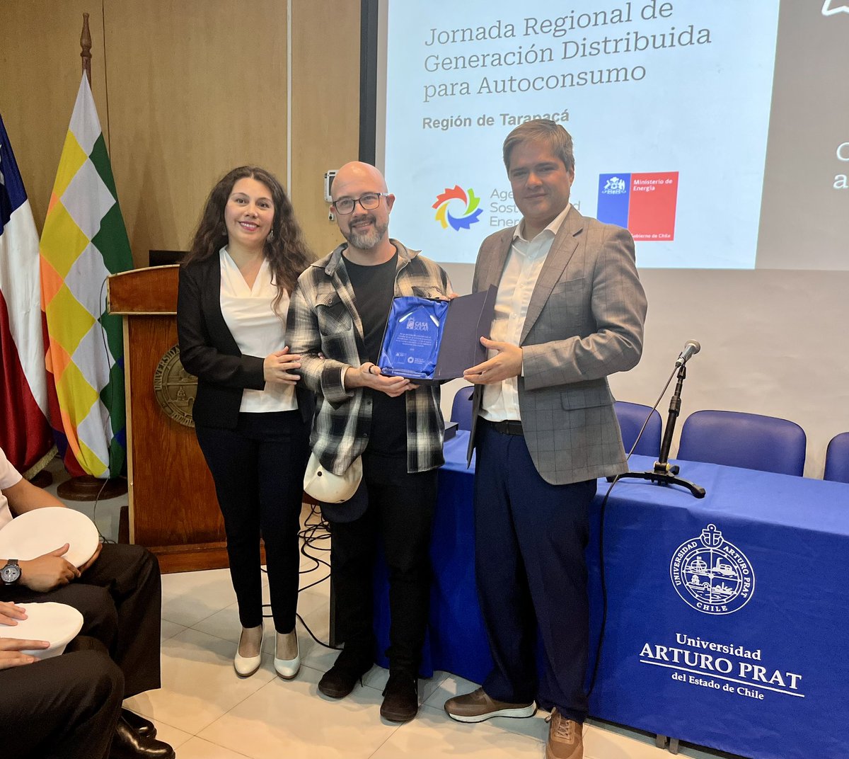 EnergiaTarapaca's tweet photo. Hoy se realizó la Jornada Regional de Generación Distribuida para Autoconsumo en #Iquique donde el subsecretario de @MinEnergia Luis Felipe Ramos y la seremi de Energía Séfora Sidgman entregaron un reconocimiento a un caso de éxito del programa #CasaSolar. https://t.co/f0LRhKcVNu