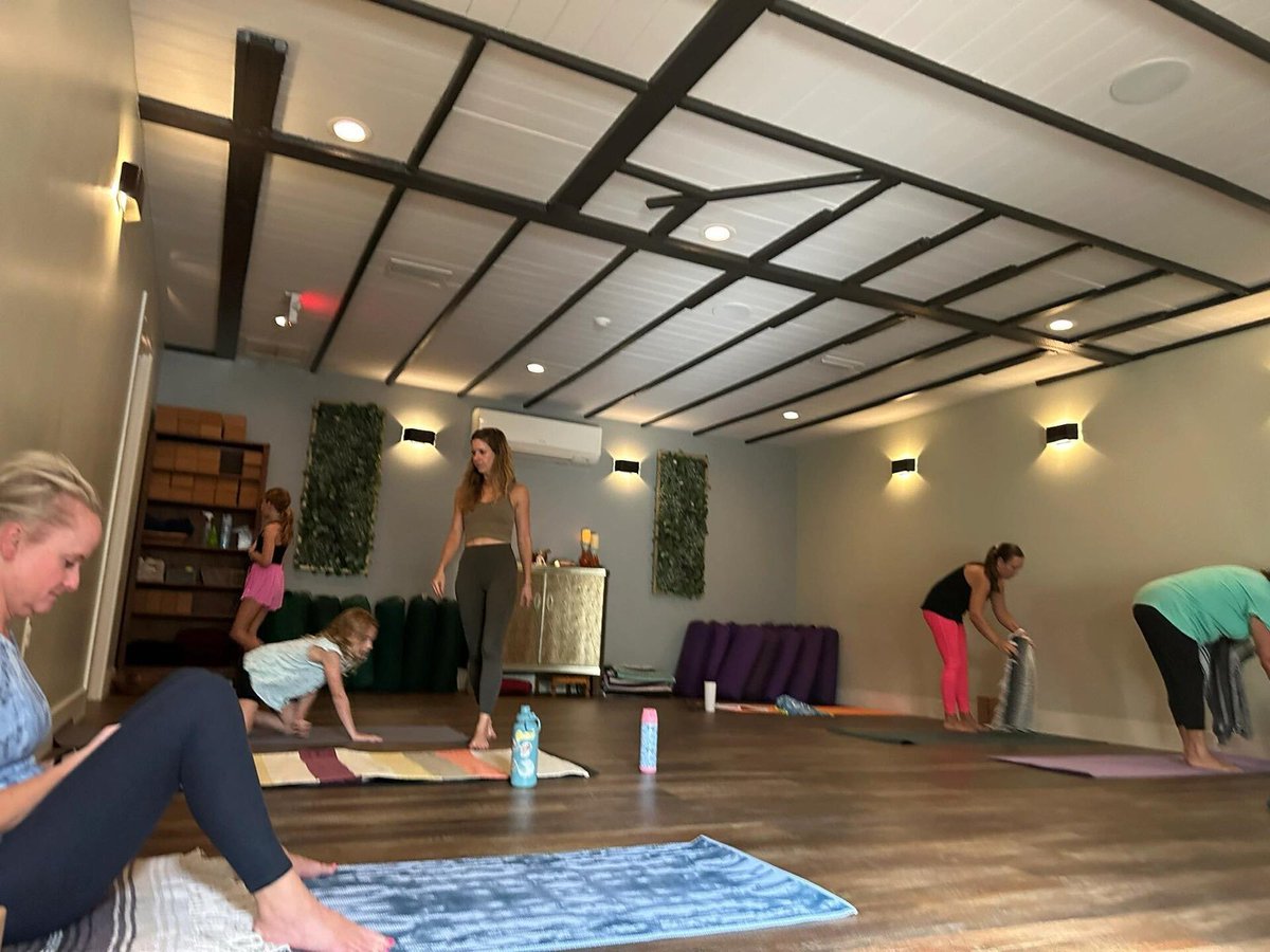 Jorge82065013's tweet photo. It's over. A morning of yoga class. Now I'm ready to go home. Take a bath and relax🥱 https://t.co/ikc1XggGPb