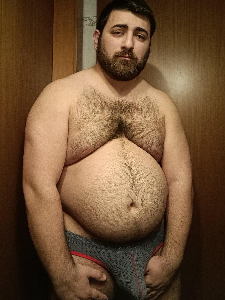 This happens when you can't choose between gym or food 💪🏻🐷

#gaybear #gainer #grommr #belly