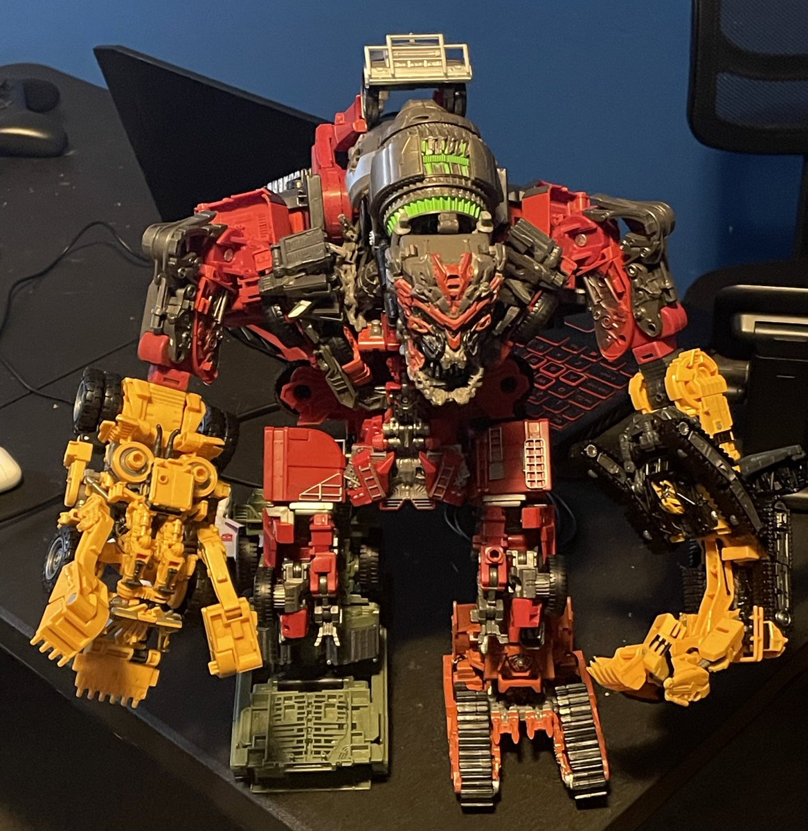 awk_shock's tweet image. Just completed studio series devastator. The combined mode is a shit show, but it’s a lot of fun. 

I think all of the the individual members are very flawed, but fun toys. 

The only exception is mixmaster. He looks good, but I think his engineering is horseshit