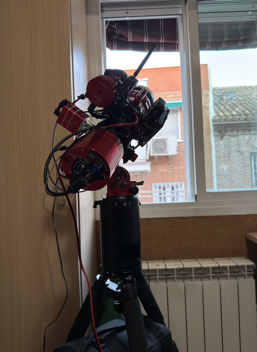 La Luna, aún de día, desde Madrid y desde la ventana de casa.

Equipo:
Telescopio: Askar FRA400
Montura: ZWO AM3
Cámara: ZWO ASI2600MC