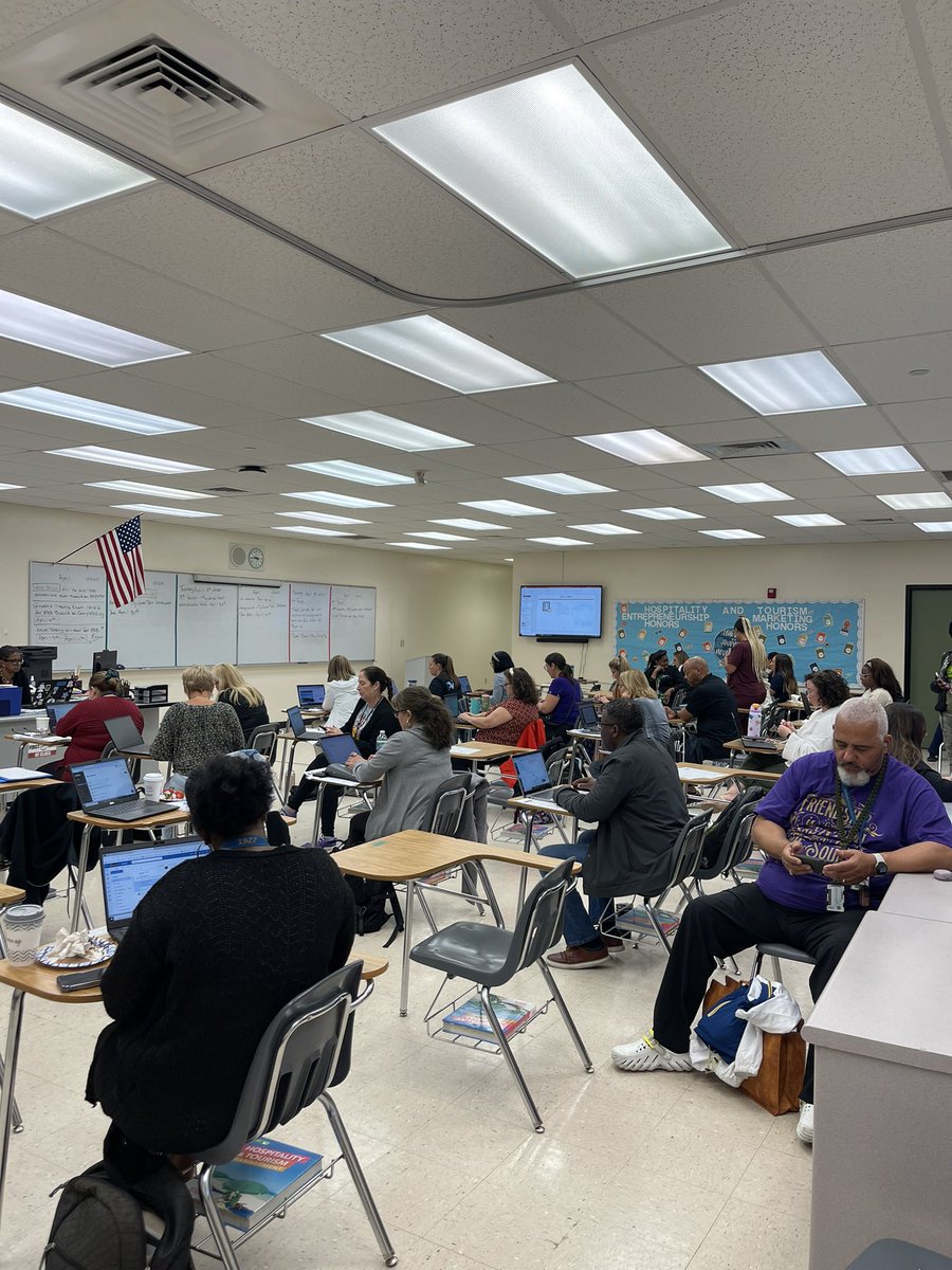 EHSPrincipal3's tweet image. Today, Everglades HS hosted the @BrowardCTE Summer Internship Program’s April meeting which covered preparing our students for their internships. #WeLoveCTACE #SummerInternshipProgram