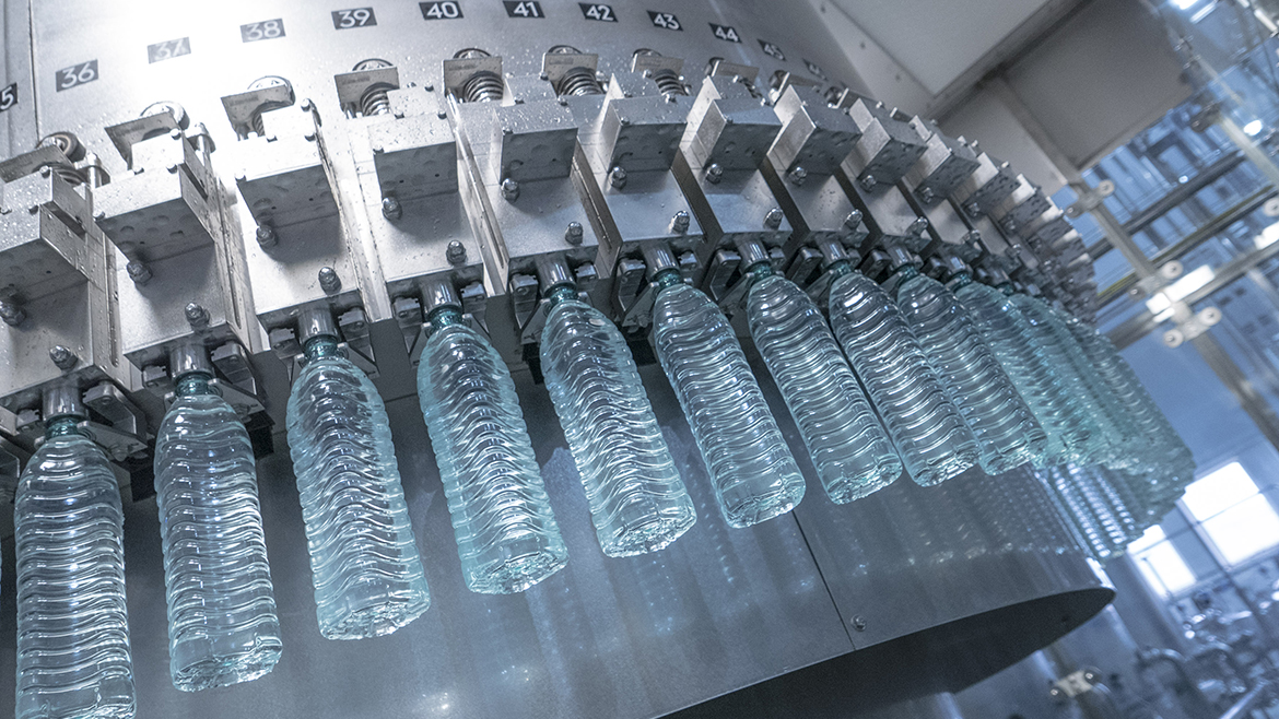 BeverageInd's tweet photo. “With more container sizes, shapes and beverage types, filling systems must handle frequent changeovers with minimal downtime,” he says. #BeverageIndustry #Filler #PackagingEquipment #Sustainability #SKUProliferation
(Image courtesy of Reinhold Images)
https://t.co/WWGiiCJ4xH https://t.co/CBBw1wi0jV