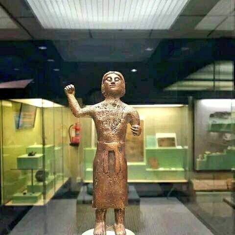 احد التماثيل اليمنية المتواجدة في المتحف السعودي بالرياض ، قاموا بطمس النقش المسند من على صدر التمثال والذي يذكر فيه هوية الشخص ومن هو !!
اليس هذا العمل الغير أخلاقي ناتج عن عقدة نقص تجاه الحضارة اليمنية التي هم جزء لا يتجزأ منها ويحاولون اليوم التنكر وخلق هوية مزيفة !!