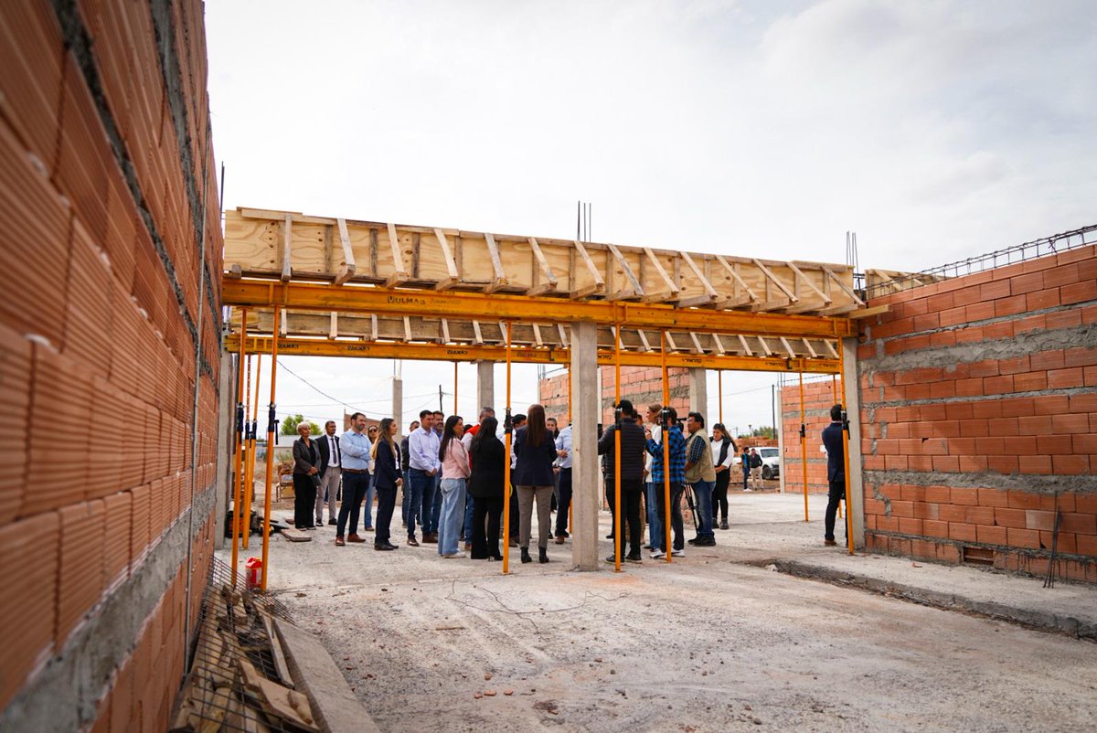 LA INFRAESTRUCTURA HACE AL PROGRESO DE LOS PUEBLOS

Junto al intendente Lucas Páez, inauguramos ocho nuevas cuadras de pavimento urbano en la localidad de Senillosa. Esta obra forma parte de un ambicioso plan de asfalto que está llevando adelante la ciudad, con un total de 60