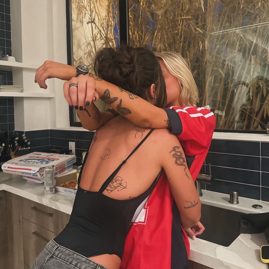 lesbixn tweet media
