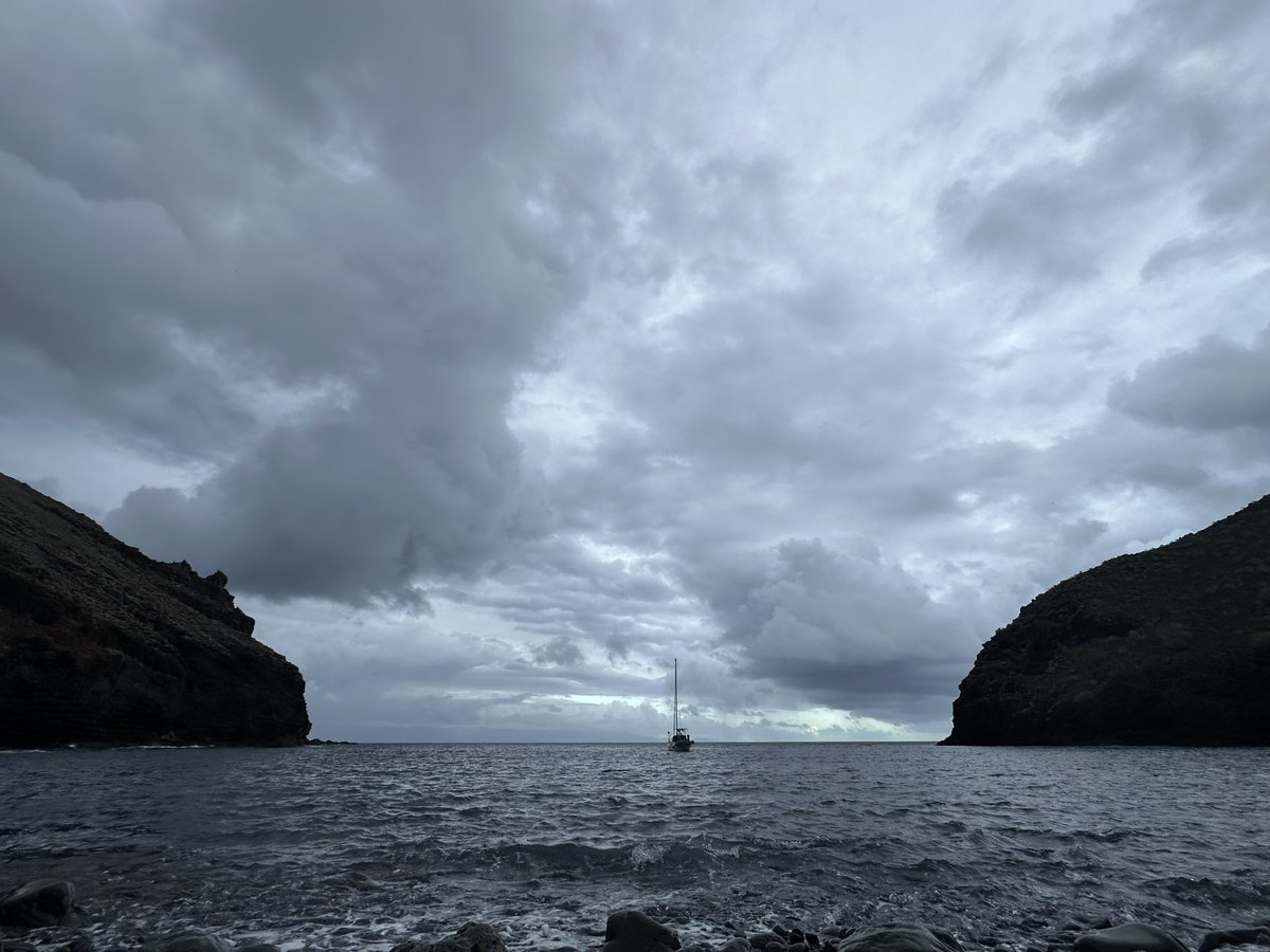 MariRamosLG's tweet photo. Por aquí hace un ratito estaba así… ahora en #SanSebastián ha comenzado a llover con bastante intensidad. 
#FMACanarias #Olivier #LaGomera https://t.co/TSKpnjO5Nm
