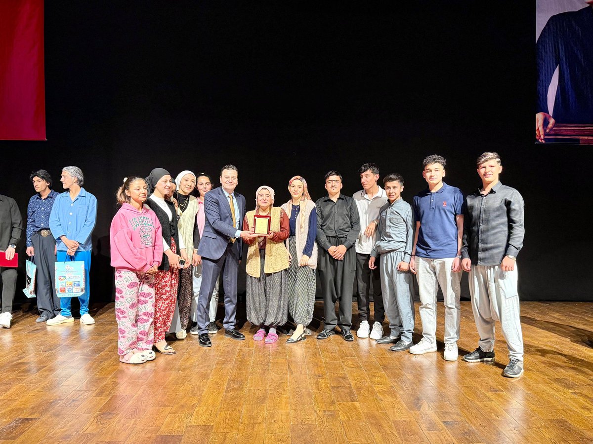 NizipilceMEM's tweet photo. Nizip İbni Sina Mesleki ve Teknik Anadolu Lisesi Başarısıyla Göz Doldurdu!

Nizip İbni Sina Mesleki ve Teknik Anadolu Lisesi öğrencileri, kendi yazıp sahneledikleri tiyatro oyunuyla büyük bir başarıya imza attı. Gençlik Merkezi tarafından il genelinde düzenlenen tiyatro yarışmasında birincilik elde eden öğrenciler, özgün ve yaratıcı eserleriyle jüri üyelerinden tam not aldı.

Bu önemli başarı sayesinde okul, Batman ilinde gerçekleştirilecek bölge finaline katılmaya hak kazandı.

Tiyatro, bir okulun kültürel gelişimine katkı sağlamakla kalmaz; aynı zamanda öğrencilerin özgüvenlerini artırarak, topluluk önünde kendilerini ifade edebilme becerilerini geliştirir. Nizip İbni Sina Mesleki ve Teknik Anadolu Lisesi'nin elde ettiği bu başarı, okulun sanata ve öğrenci gelişimine verdiği önemin en güzel göstergesidir.

Öğrencilerimizi gönülden kutluyor, bölge finalinde de başarılarının devamını diliyoruz!

#TürkiyeYüzyılı #MaarifModeli #Sanat #Tiyatro

@tcmeb @Yusuf__Tekin @erdalkilinc27 @Cgnde