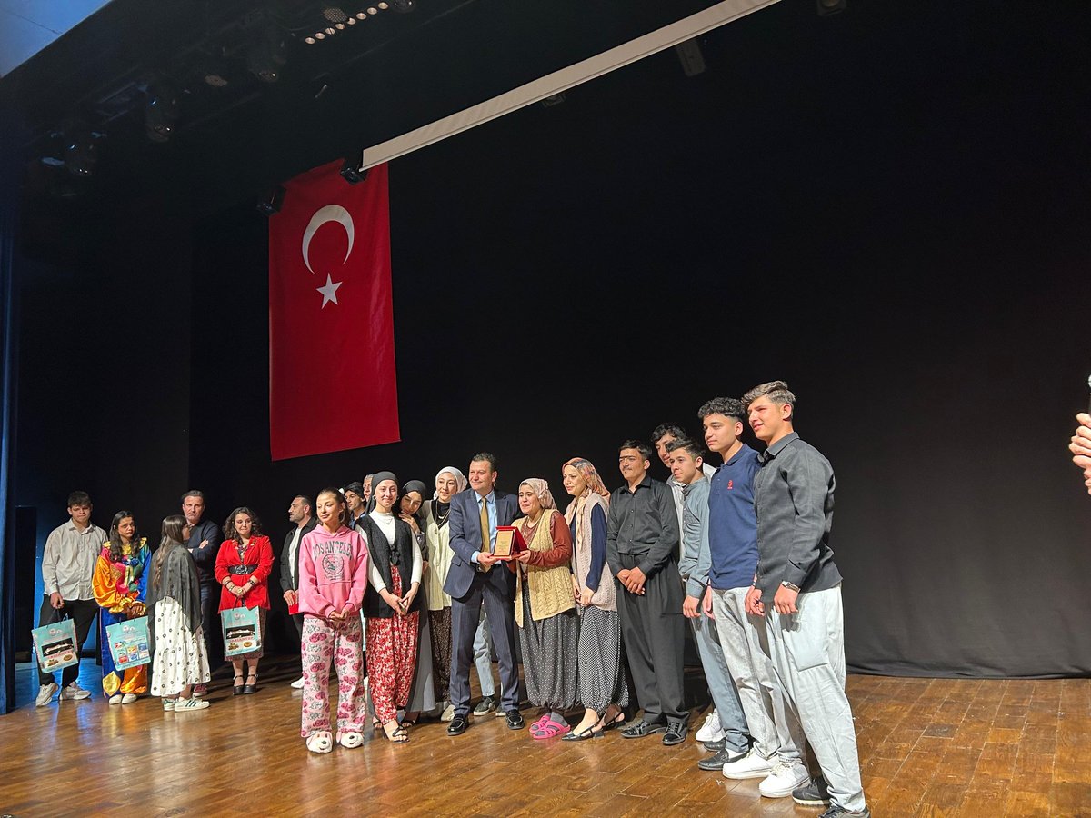 NizipilceMEM's tweet photo. Nizip İbni Sina Mesleki ve Teknik Anadolu Lisesi Başarısıyla Göz Doldurdu!

Nizip İbni Sina Mesleki ve Teknik Anadolu Lisesi öğrencileri, kendi yazıp sahneledikleri tiyatro oyunuyla büyük bir başarıya imza attı. Gençlik Merkezi tarafından il genelinde düzenlenen tiyatro yarışmasında birincilik elde eden öğrenciler, özgün ve yaratıcı eserleriyle jüri üyelerinden tam not aldı.

Bu önemli başarı sayesinde okul, Batman ilinde gerçekleştirilecek bölge finaline katılmaya hak kazandı.

Tiyatro, bir okulun kültürel gelişimine katkı sağlamakla kalmaz; aynı zamanda öğrencilerin özgüvenlerini artırarak, topluluk önünde kendilerini ifade edebilme becerilerini geliştirir. Nizip İbni Sina Mesleki ve Teknik Anadolu Lisesi'nin elde ettiği bu başarı, okulun sanata ve öğrenci gelişimine verdiği önemin en güzel göstergesidir.

Öğrencilerimizi gönülden kutluyor, bölge finalinde de başarılarının devamını diliyoruz!

#TürkiyeYüzyılı #MaarifModeli #Sanat #Tiyatro

@tcmeb @Yusuf__Tekin @erdalkilinc27 @Cgnde