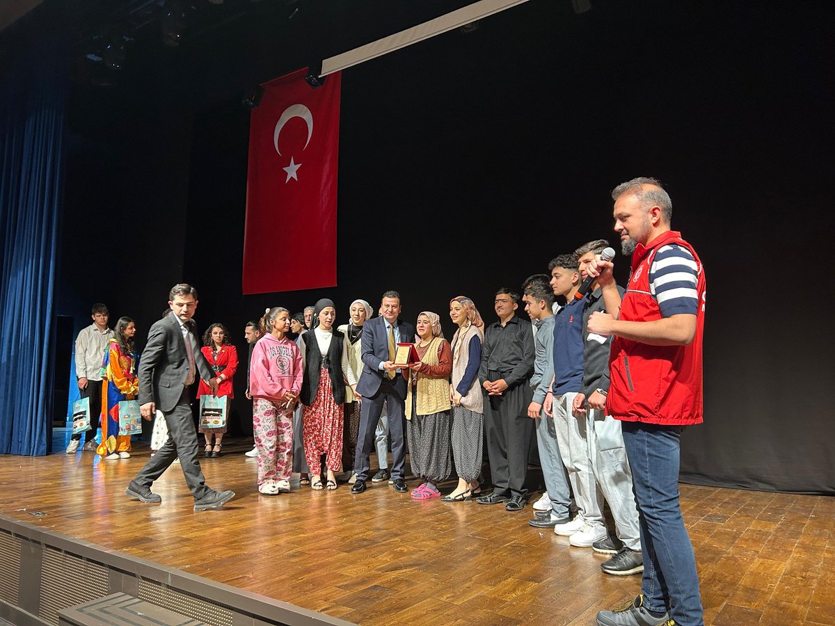 NizipilceMEM's tweet photo. Nizip İbni Sina Mesleki ve Teknik Anadolu Lisesi Başarısıyla Göz Doldurdu!

Nizip İbni Sina Mesleki ve Teknik Anadolu Lisesi öğrencileri, kendi yazıp sahneledikleri tiyatro oyunuyla büyük bir başarıya imza attı. Gençlik Merkezi tarafından il genelinde düzenlenen tiyatro yarışmasında birincilik elde eden öğrenciler, özgün ve yaratıcı eserleriyle jüri üyelerinden tam not aldı.

Bu önemli başarı sayesinde okul, Batman ilinde gerçekleştirilecek bölge finaline katılmaya hak kazandı.

Tiyatro, bir okulun kültürel gelişimine katkı sağlamakla kalmaz; aynı zamanda öğrencilerin özgüvenlerini artırarak, topluluk önünde kendilerini ifade edebilme becerilerini geliştirir. Nizip İbni Sina Mesleki ve Teknik Anadolu Lisesi'nin elde ettiği bu başarı, okulun sanata ve öğrenci gelişimine verdiği önemin en güzel göstergesidir.

Öğrencilerimizi gönülden kutluyor, bölge finalinde de başarılarının devamını diliyoruz!

#TürkiyeYüzyılı #MaarifModeli #Sanat #Tiyatro

@tcmeb @Yusuf__Tekin @erdalkilinc27 @Cgnde