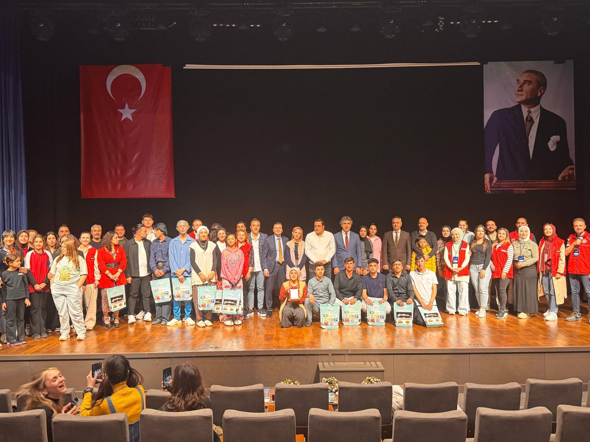 NizipilceMEM's tweet photo. Nizip İbni Sina Mesleki ve Teknik Anadolu Lisesi Başarısıyla Göz Doldurdu!

Nizip İbni Sina Mesleki ve Teknik Anadolu Lisesi öğrencileri, kendi yazıp sahneledikleri tiyatro oyunuyla büyük bir başarıya imza attı. Gençlik Merkezi tarafından il genelinde düzenlenen tiyatro yarışmasında birincilik elde eden öğrenciler, özgün ve yaratıcı eserleriyle jüri üyelerinden tam not aldı.

Bu önemli başarı sayesinde okul, Batman ilinde gerçekleştirilecek bölge finaline katılmaya hak kazandı.

Tiyatro, bir okulun kültürel gelişimine katkı sağlamakla kalmaz; aynı zamanda öğrencilerin özgüvenlerini artırarak, topluluk önünde kendilerini ifade edebilme becerilerini geliştirir. Nizip İbni Sina Mesleki ve Teknik Anadolu Lisesi'nin elde ettiği bu başarı, okulun sanata ve öğrenci gelişimine verdiği önemin en güzel göstergesidir.

Öğrencilerimizi gönülden kutluyor, bölge finalinde de başarılarının devamını diliyoruz!

#TürkiyeYüzyılı #MaarifModeli #Sanat #Tiyatro

@tcmeb @Yusuf__Tekin @erdalkilinc27 @Cgnde
