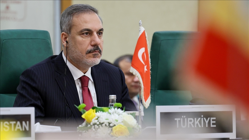 SavunmaTR's tweet photo. 🇹🇷 Dışişleri Bakanı Hakan Fidan:

"İsrail ile normalleşme görüşmesi yapmıyoruz. Biz İsrail ile olan normalleşme şartlarını ortaya koyduk. 

Filistin de bunlardan bir tanesi. Bu ABD'nin çok umurunda olmayabilir. 

Biz Filistin konusunda çok netiz.

Bence ABD bunu anlıyor. Gazzelilerin olmadığı bir yerde bu sorunun çözülme şansı yok. 

Bunu neden tartışıyorlar, anlamıyorum. Bunu daha önce söyledi ve bölgedeki ülkeler de gereken cevabı verdi. 

Oradaki insanlar orada kalıp şehit olmayı tercih ediyorlar. Bunun etkileri başka şekillerde kendilerini gösterecek. Orada toprağa düşen kan, başka gerçekliği besliyor. 

Bu gerçeklik ortaya çıktığı zaman bu kanın altında çok kişi kalır."