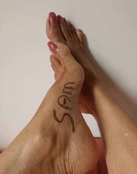 Sam70255's tweet image. Welcome my new princess, you know somwthing about beautiful feets, they are worth spoiling, Daddy loves you baby 💕 💕