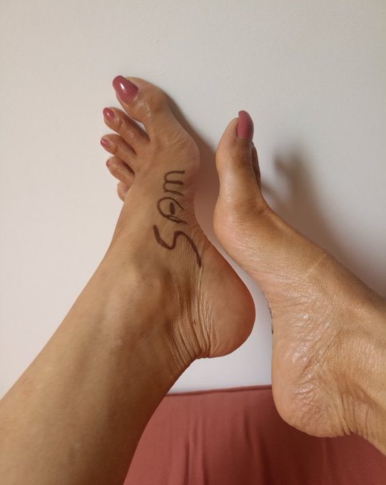 Sam70255's tweet image. Welcome my new princess, you know somwthing about beautiful feets, they are worth spoiling, Daddy loves you baby 💕 💕