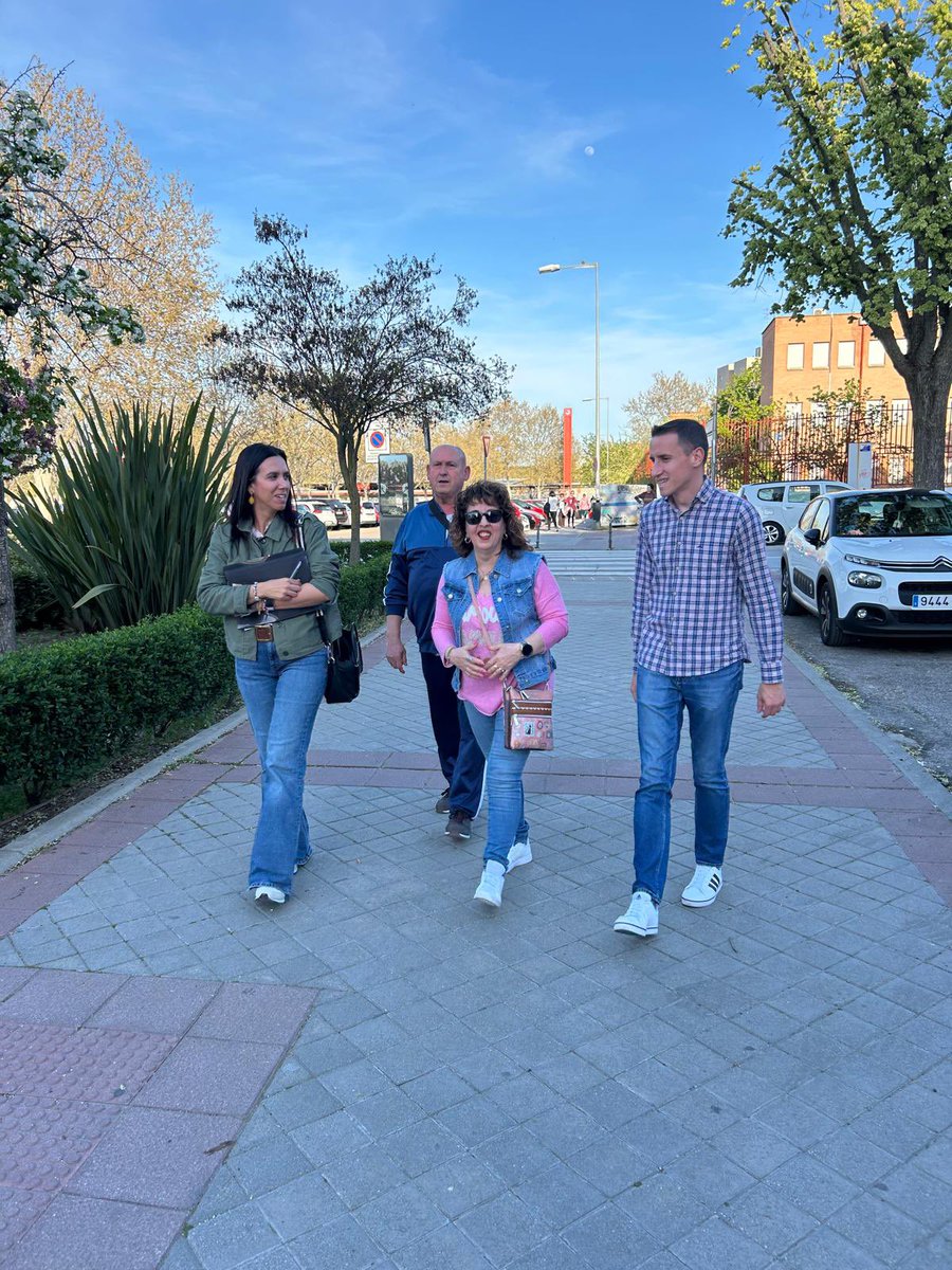 JMDNaranjoSerna's tweet photo. Esta tarde hemos recorrido el distrito junto a la Asociación de Vecinos Las Provincias 🏘️ para escuchar sus propuestas y recoger de primera mano sus necesidades ✍️.
En la visita han participado @RaulHdezDelgado y Lara Paul 🏛️. Seguimos trabajando desde la cercanía y el compromiso https://t.co/B11QlpGsJx