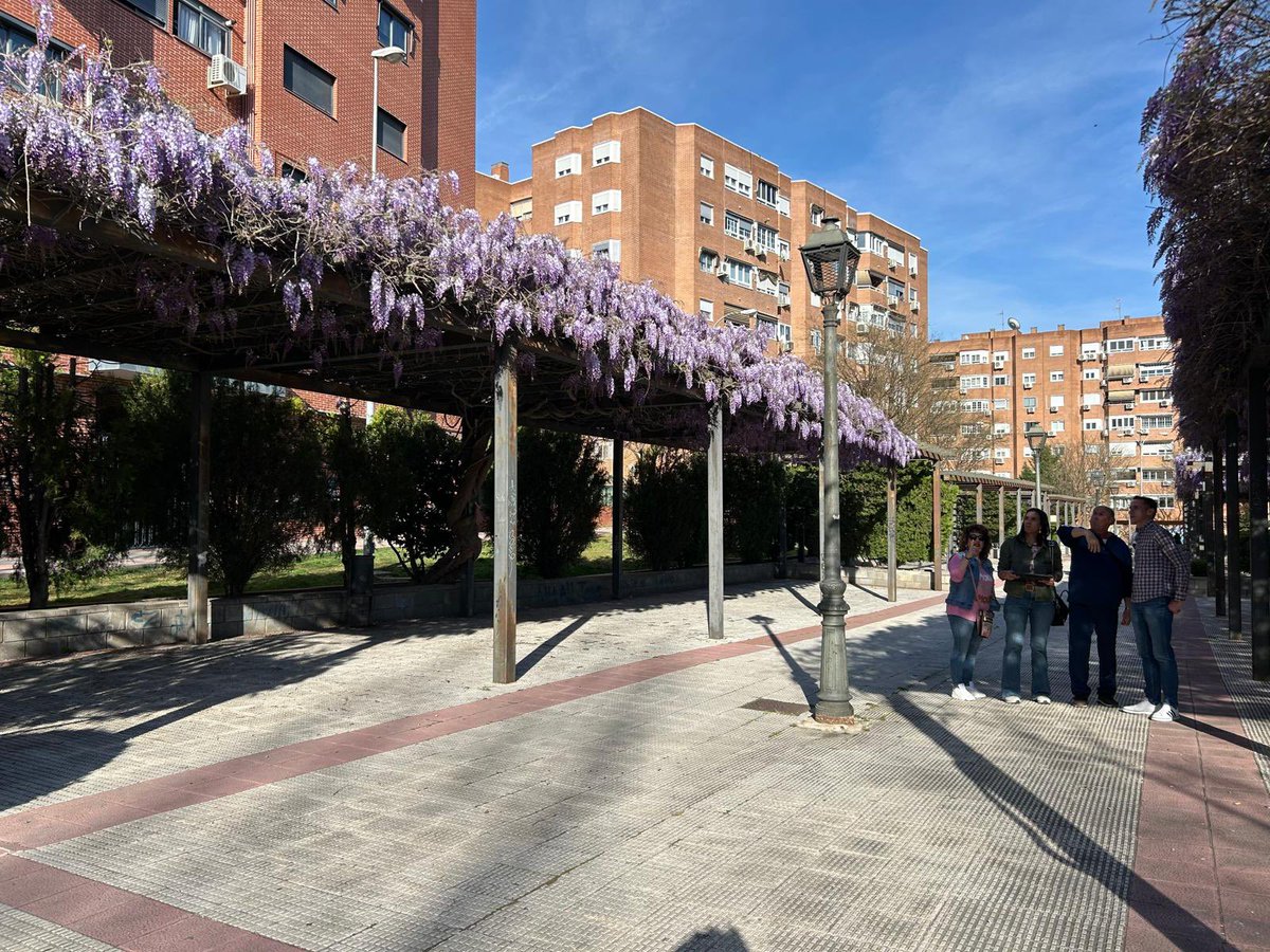 JMDNaranjoSerna's tweet photo. Esta tarde hemos recorrido el distrito junto a la Asociación de Vecinos Las Provincias 🏘️ para escuchar sus propuestas y recoger de primera mano sus necesidades ✍️.
En la visita han participado @RaulHdezDelgado y Lara Paul 🏛️. Seguimos trabajando desde la cercanía y el compromiso https://t.co/B11QlpGsJx