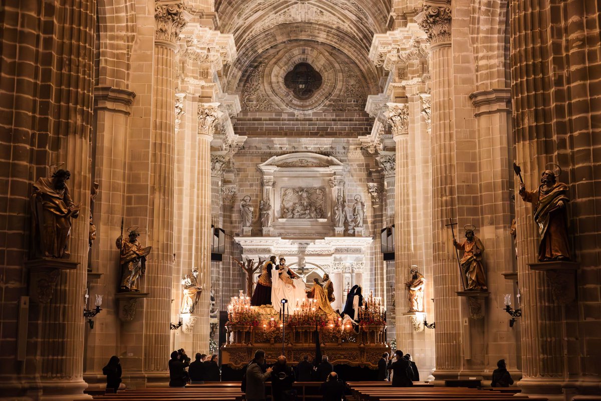 MortajaJerez's tweet photo. Santa Sábana de Amor,
que cubriendo a Cristo inerte, 
impregnaste con su muerte, 
imagen sangre y dolor. 
Envuelve con tu calor
nuestras miserias humanas
y al final, en la hora baja
cuando los ojos cerremos
llévanos al Cristo bueno
del que fuiste su mortaja.

📷 Candela Núñez. https://t.co/ITa1kcaurx